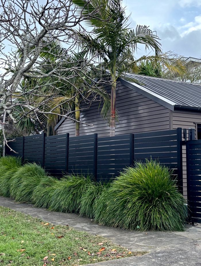 Mako Horizontal Slat aluminium fence