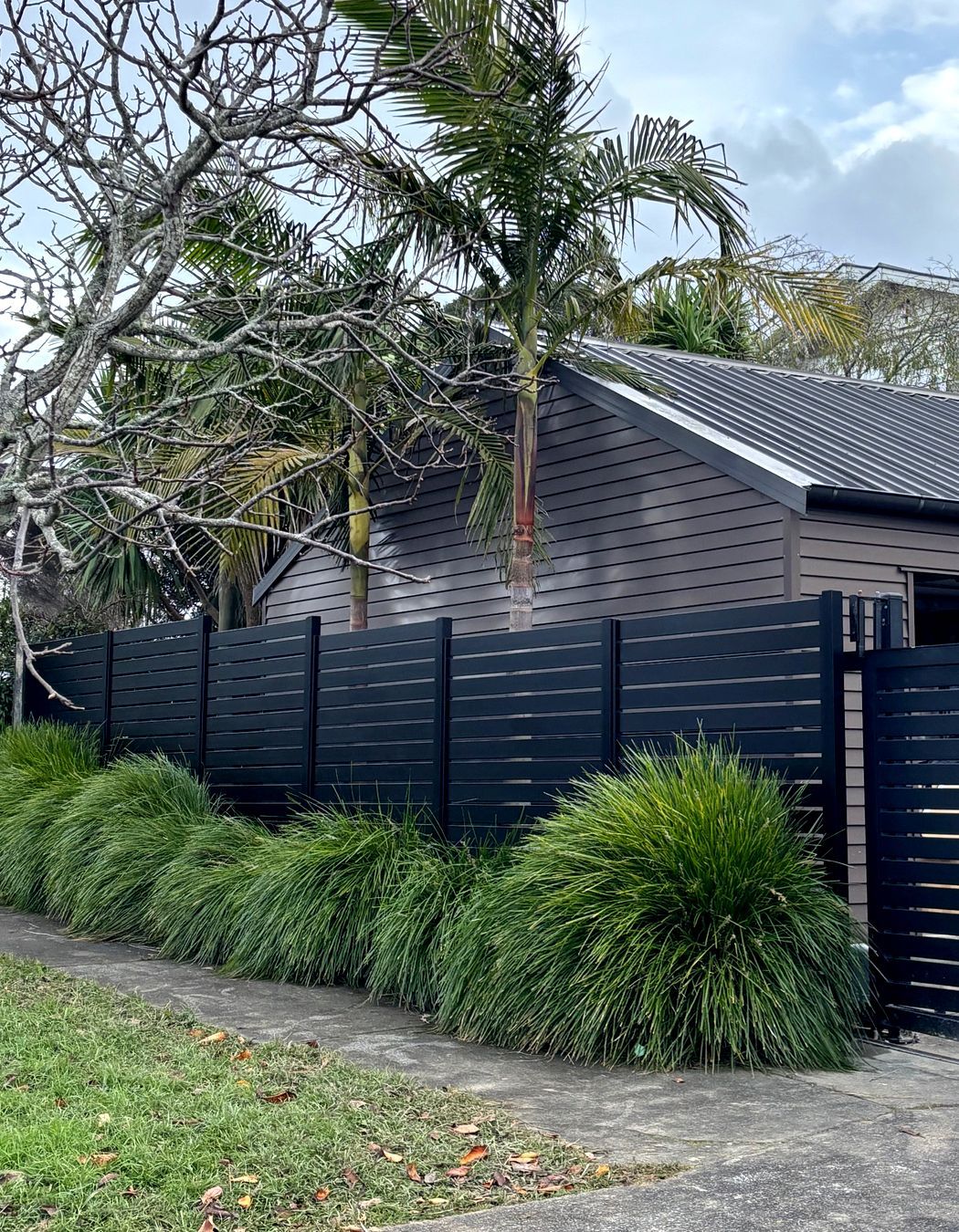 Mako Horizontal Slat aluminium fence