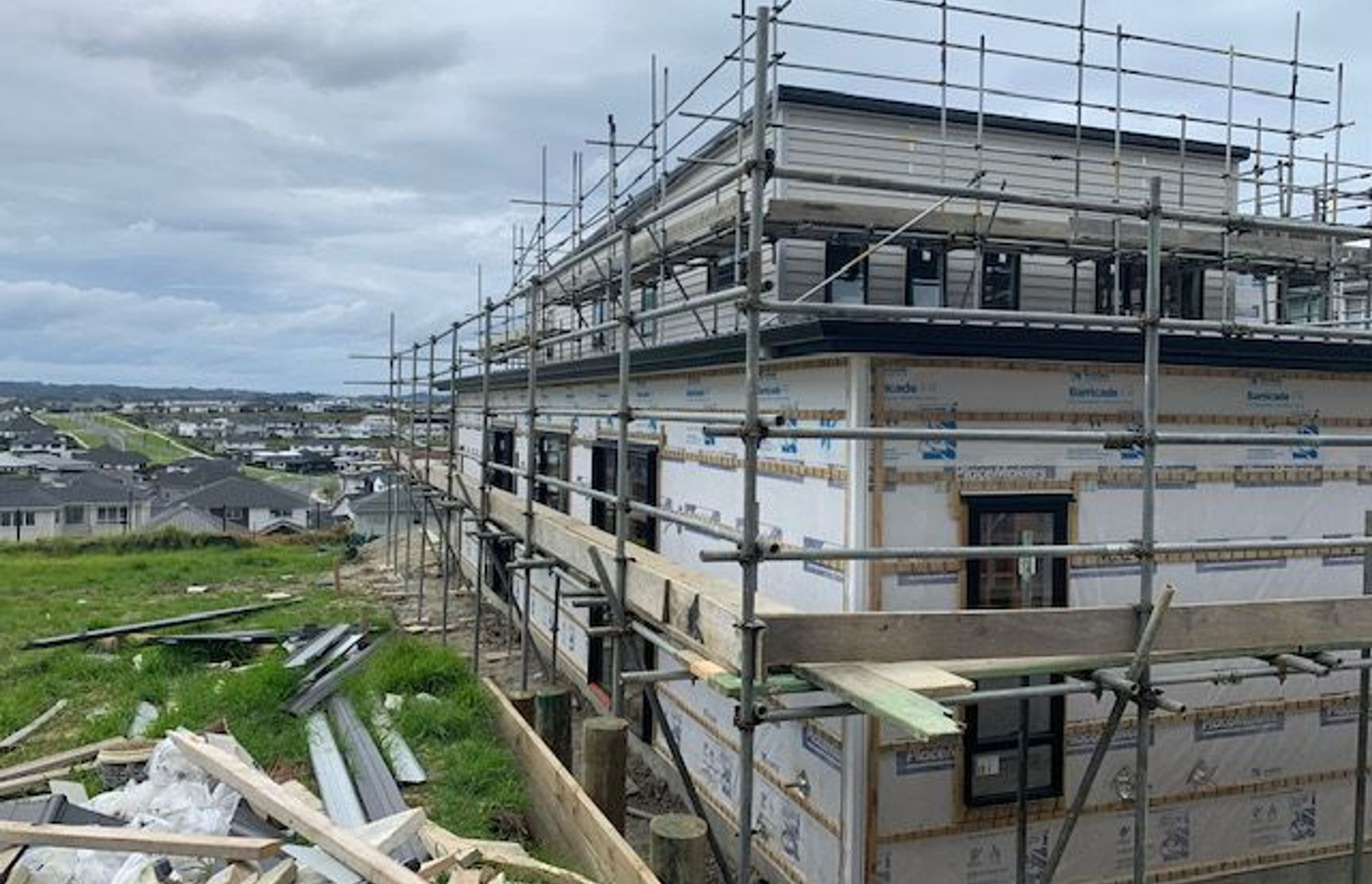 Castellated timber battens ensure proper circulation and minimise moisture build up within a home's cavity creating a properly vented space as a requirement of the NZBC.