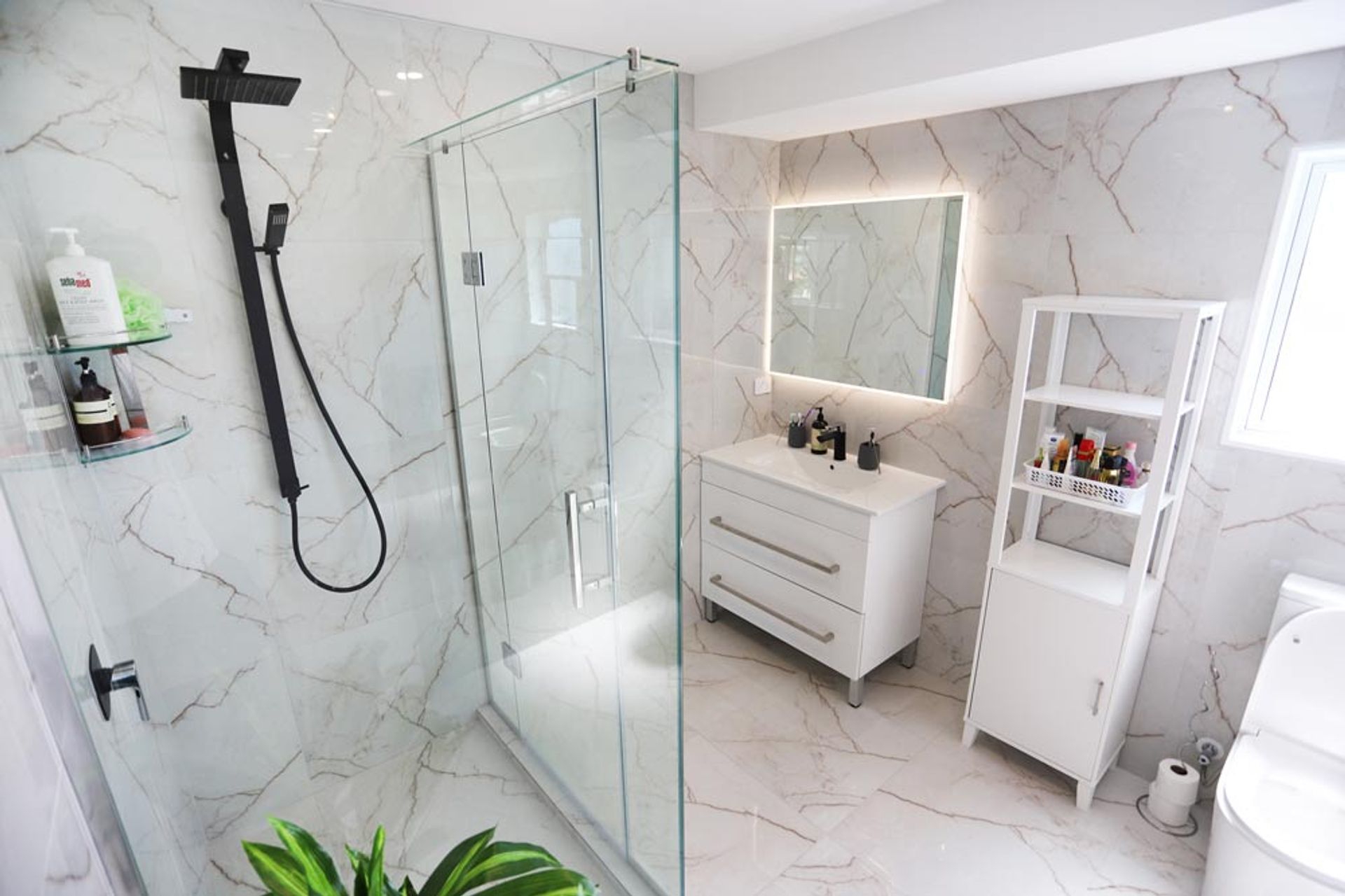 Large 600 by 900 tiles used on the floors