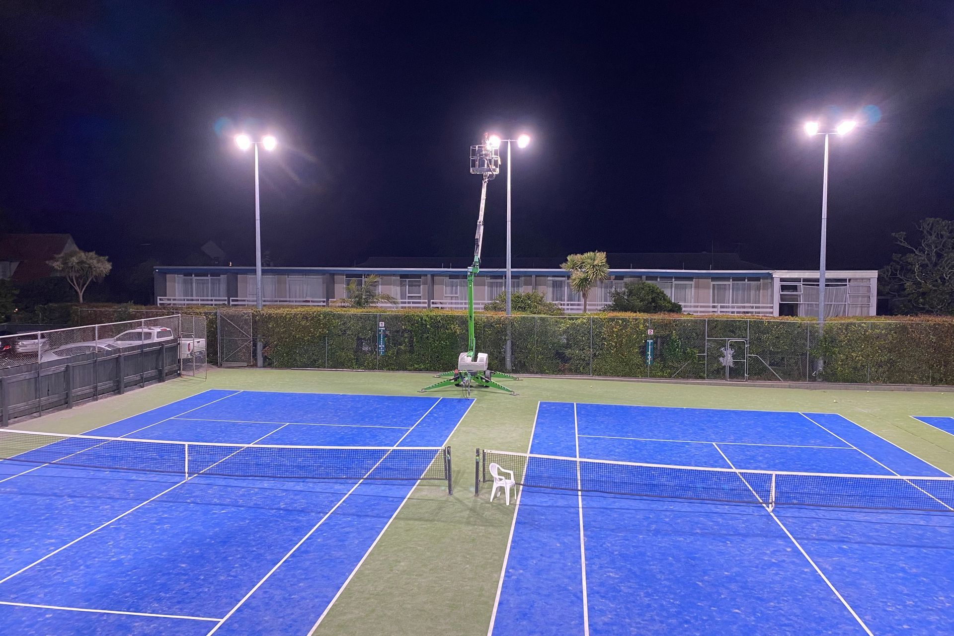 In sporting applications, creating an even light effect is paramount. For this project, at the Royal Oak Racquets Club in Auckland, Lighting Solutions achieved a uniform 350 lux across all five tennis courts.