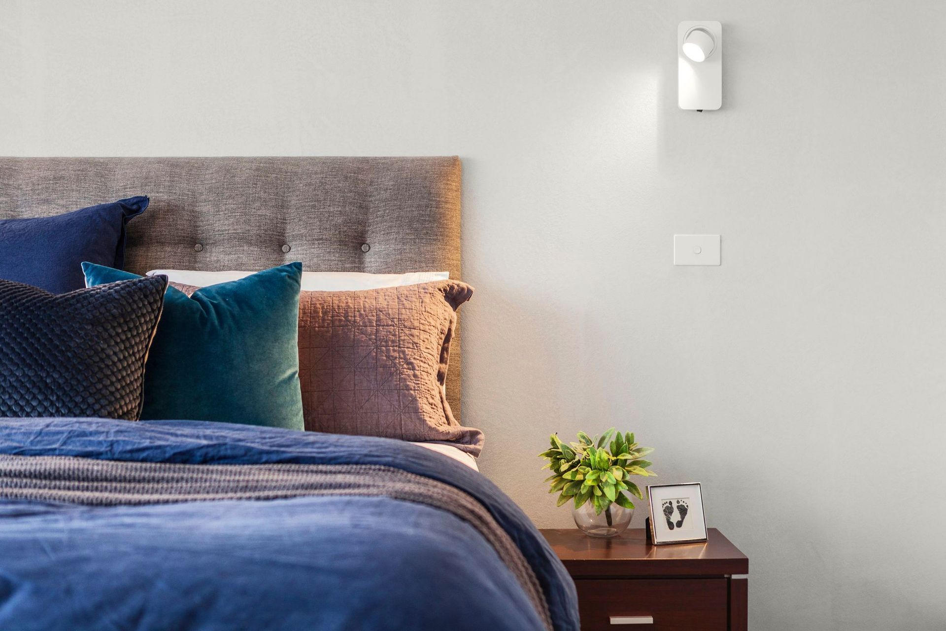 Pillows come in a wide range of materials and fills, arranged stylishly together in the bedroom of a stunning townhouse | Photography: Grant Kennedy