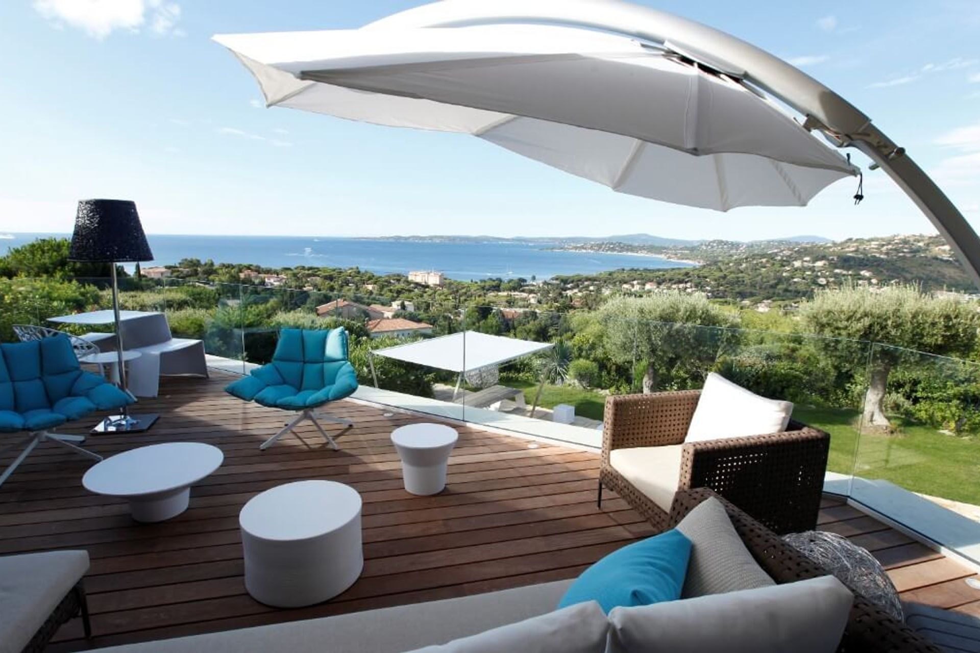 The Icarus cantilevered umbrella has been wind tunnel tested to over 50kph and features 19 canopy colour options.