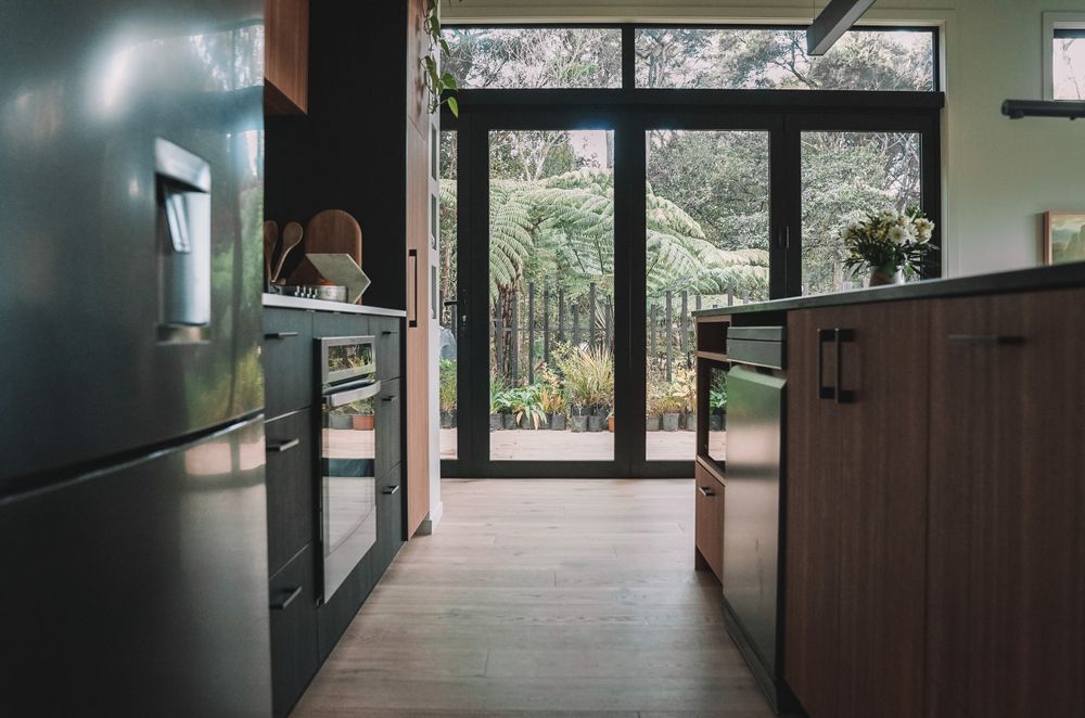 Black aluminium joinery was chosen for its low maintenance and synchronicity with the bush surroundings.