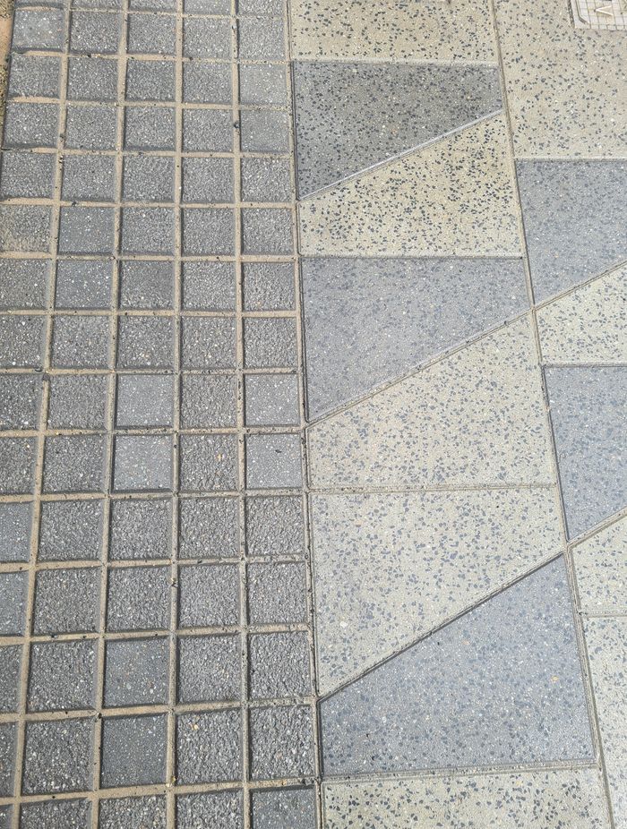 The lighter pavers used gold colour stone derived from Dunedin’s surrounding hills, and the light and medium pavers incorporate black stone from Dunedin’s Blackhead Beach.