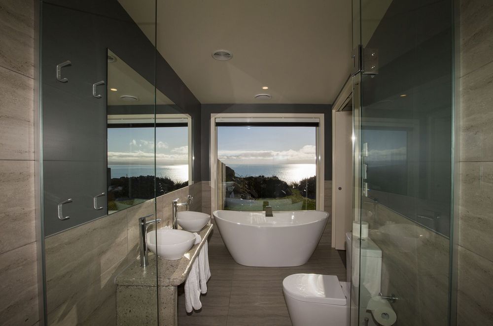 Lakestone Lodge bathroom. Deborah Still Interior Design.