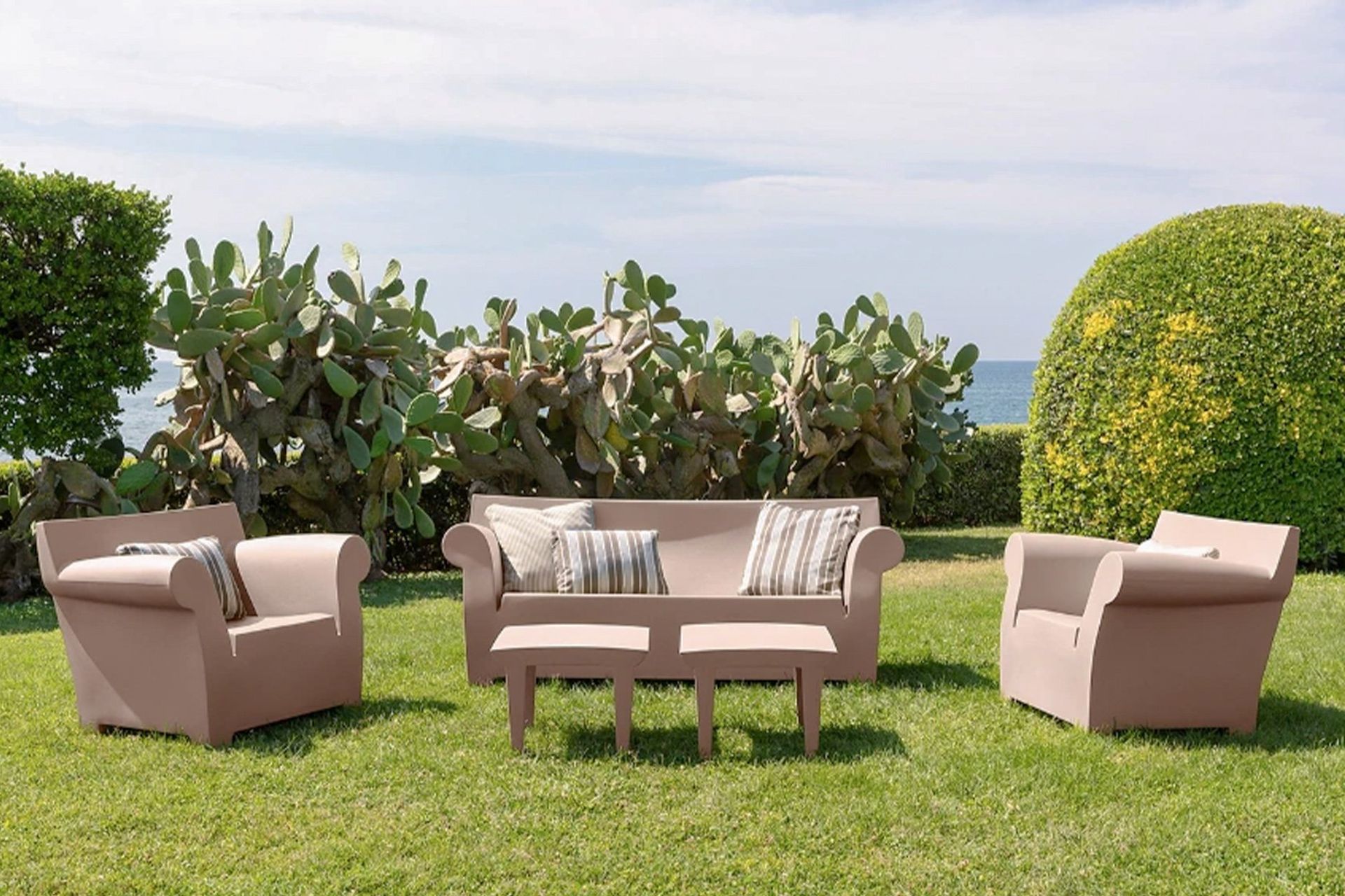 Bubble Club Sofa by Space Furniture