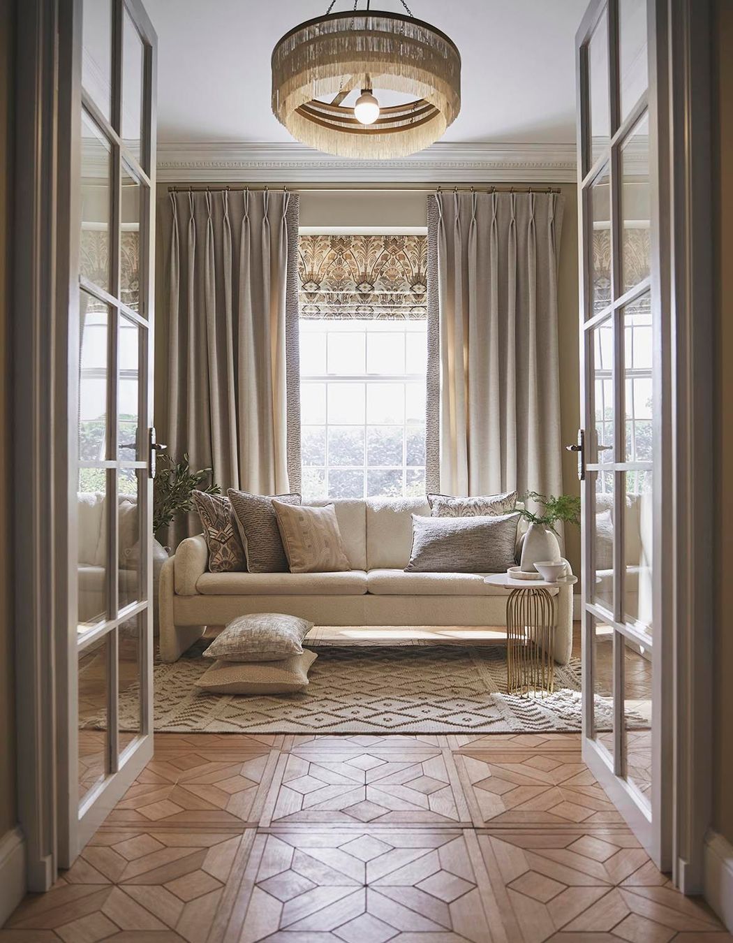 From the Luxoria collection by ILIV, the Roman Blind in Cabaret, perfectly complements the neutral colour palette and adds a touch of regality.