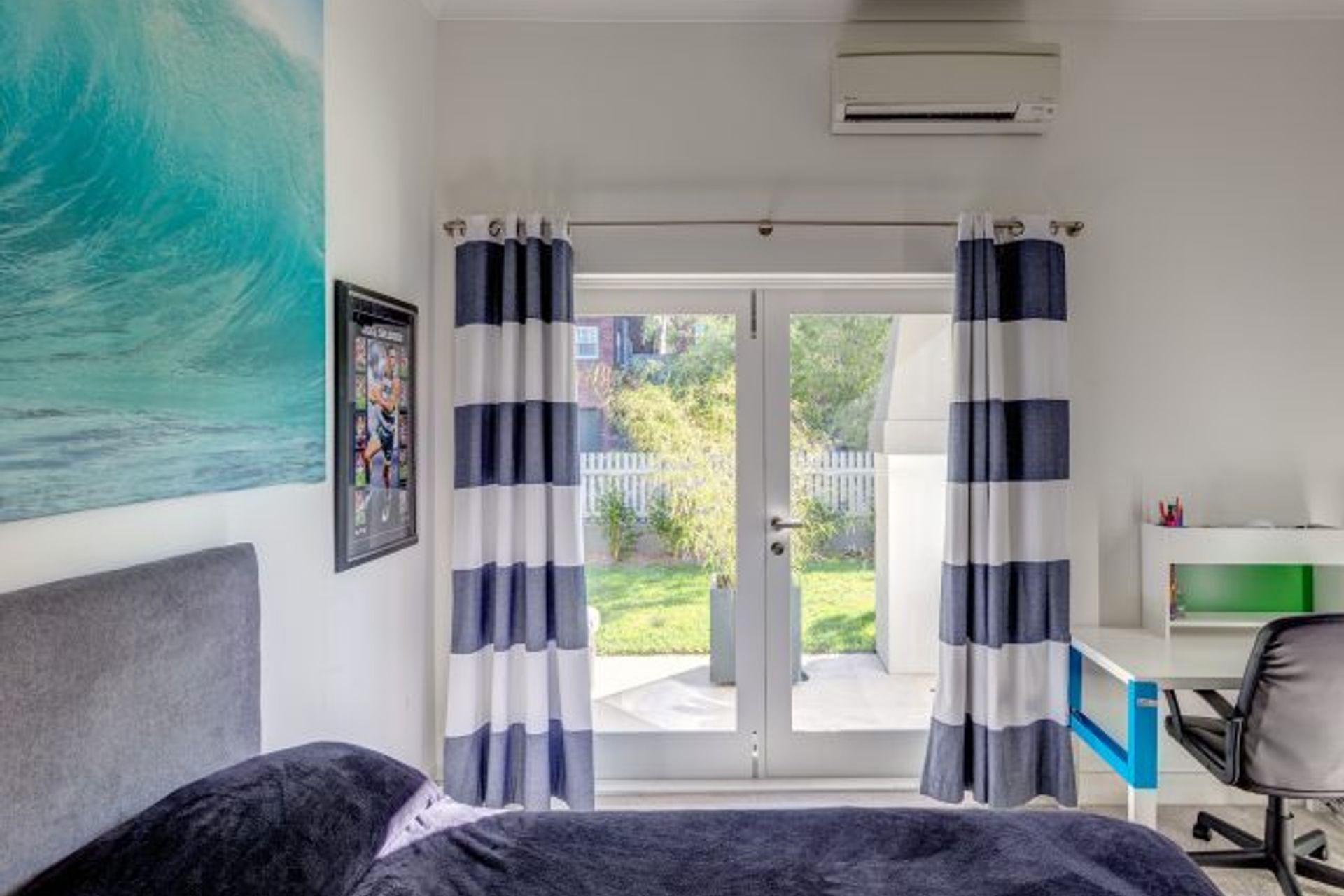 colour: blue &amp; green