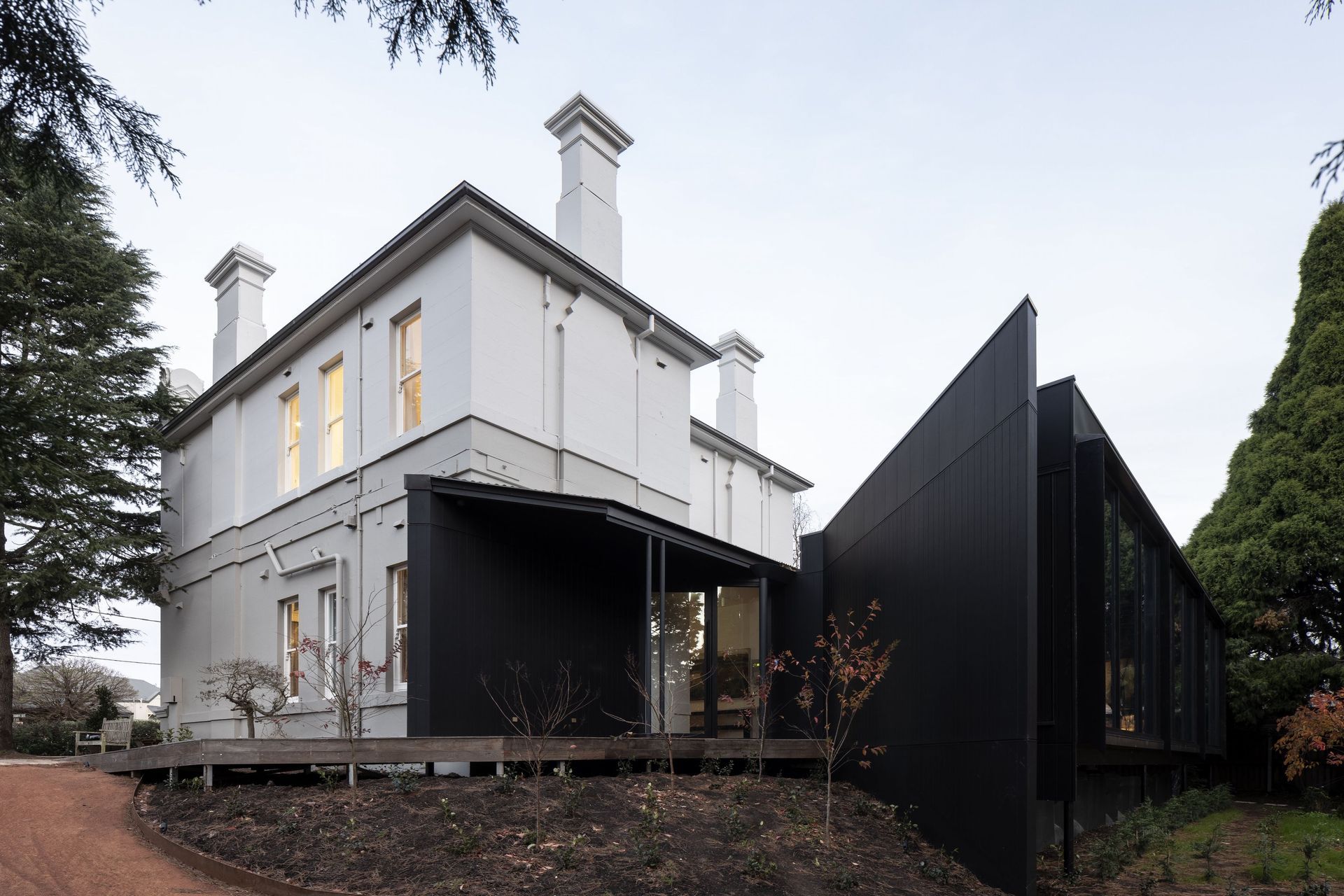 Threefold design with this steel diagonal wall.