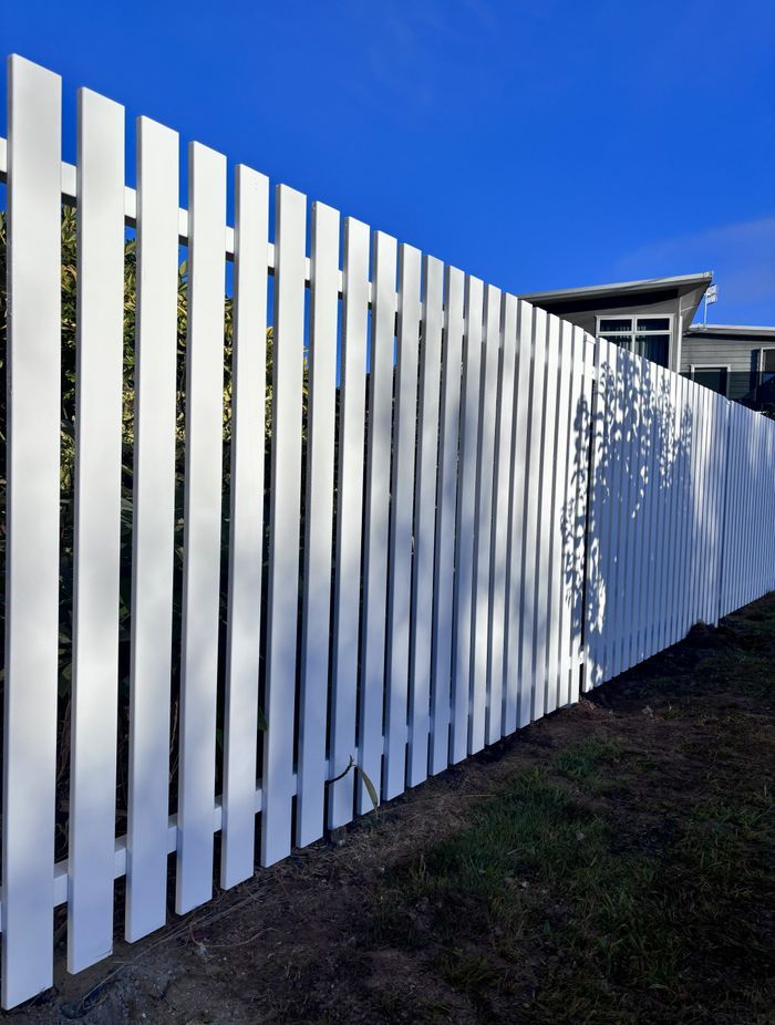 Mako-Solutions-Mako-White-Picket-Aluminium-Fence-.jpg