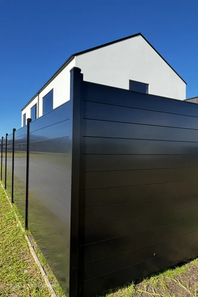 Mako-premium-aluminium-fencing-black-tongue-and-groove-10.webp
