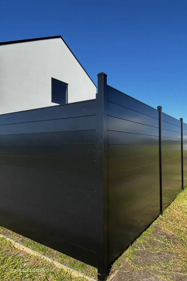 Mako-premium-aluminium-fencing-black-tongue-and-groove-12.webp