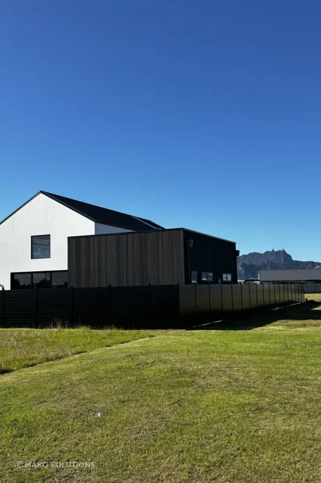 Mako-premium-aluminium-fencing-black-tongue-and-groove-15.webp