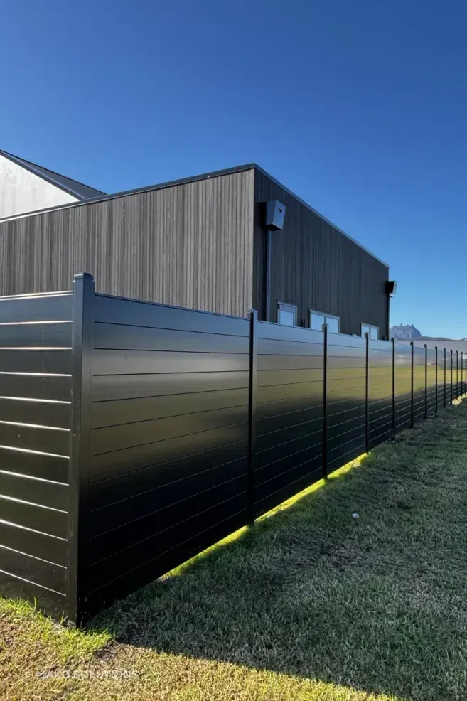 Mako-premium-aluminium-fencing-black-tongue-and-groove-2.webp