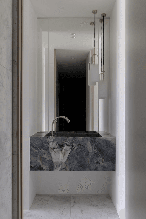 Inside, the colour palette is pared back – all whites, beiges, greys and blacks.