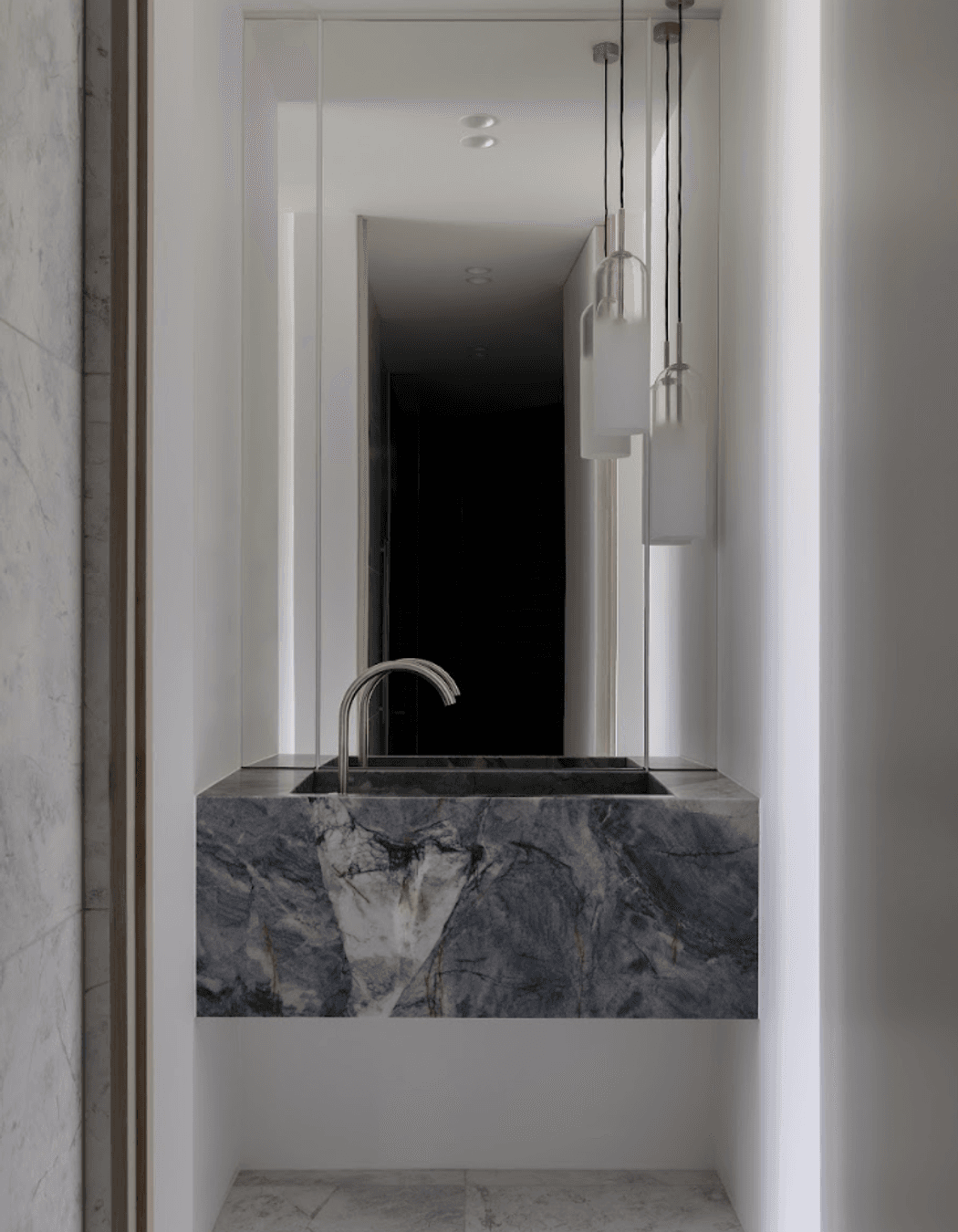 Inside, the colour palette is pared back – all whites, beiges, greys and blacks.