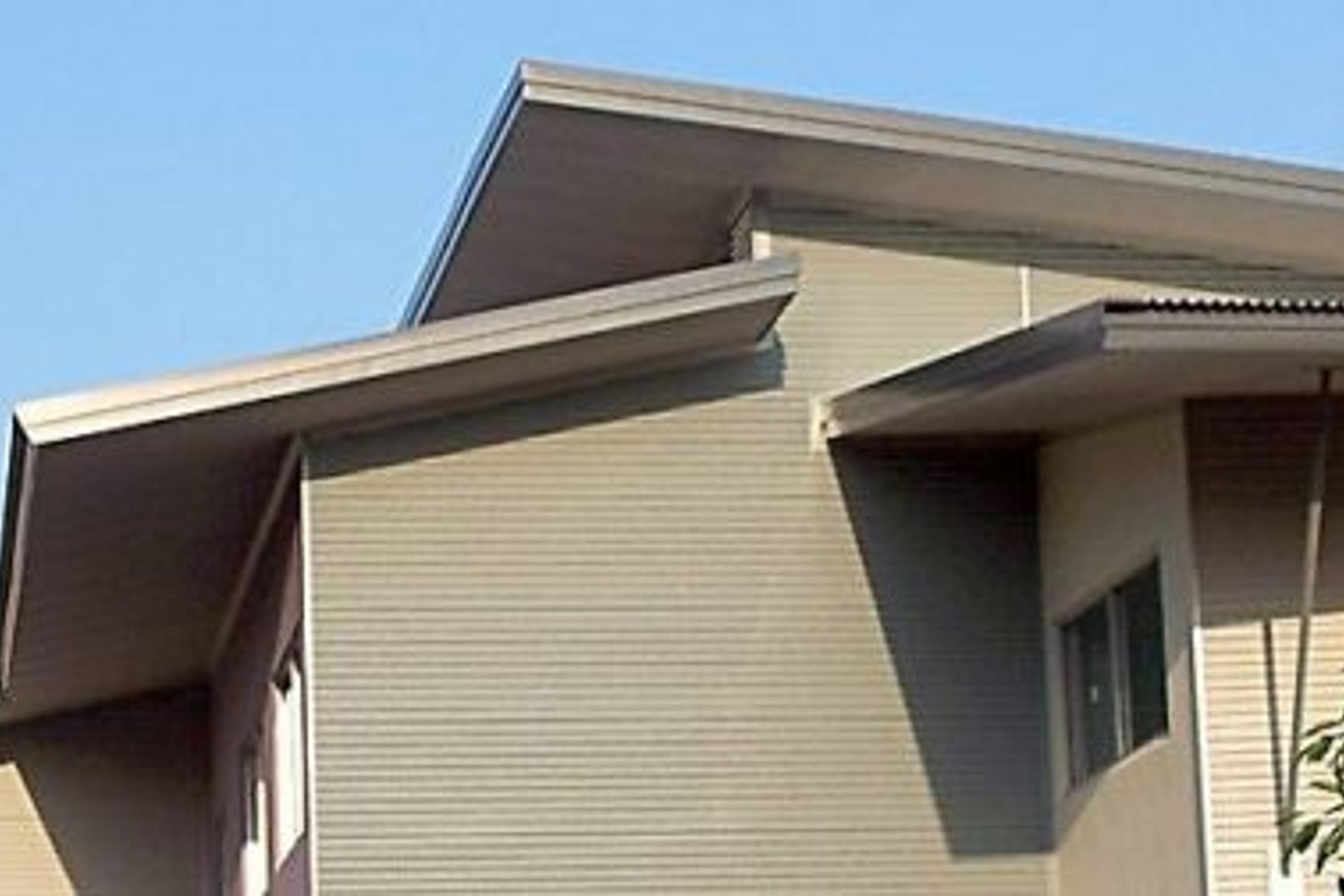Single slopes of a skillion roof design