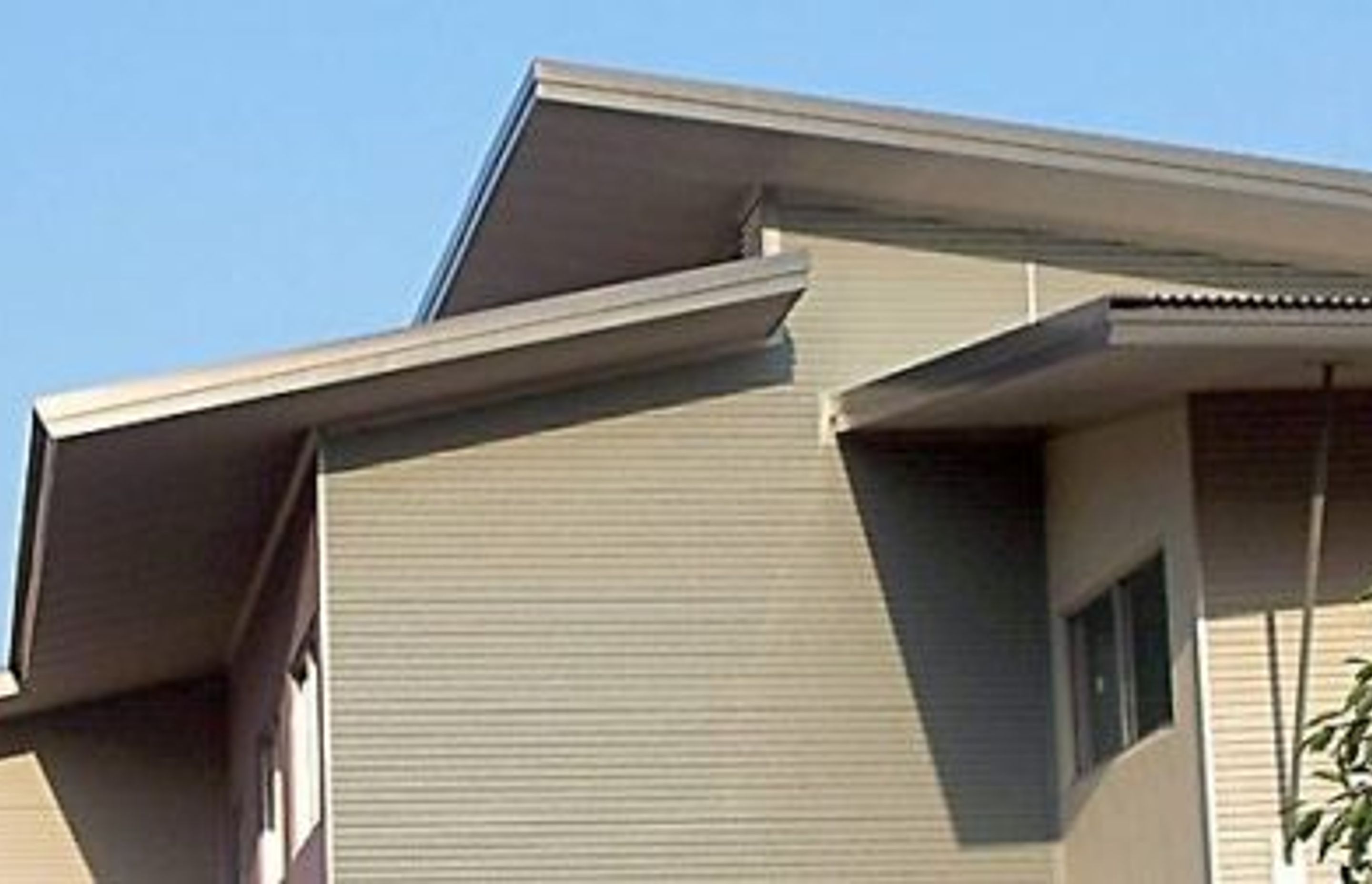 Single slopes of a skillion roof design