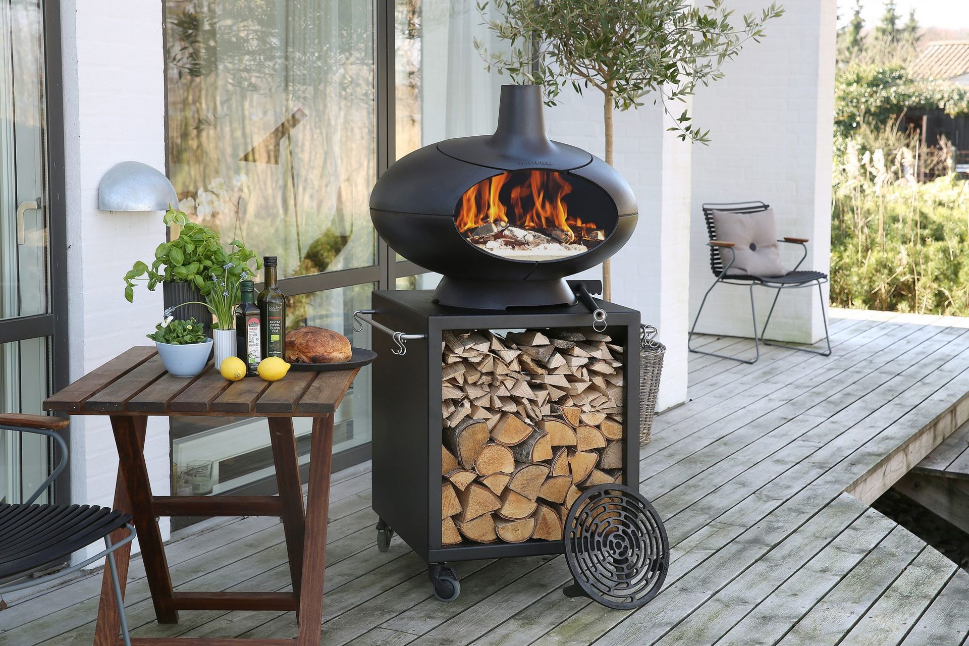 Using its steel doors the Forno Terra Set by Morsø turns into the perfect outdoor smoker.