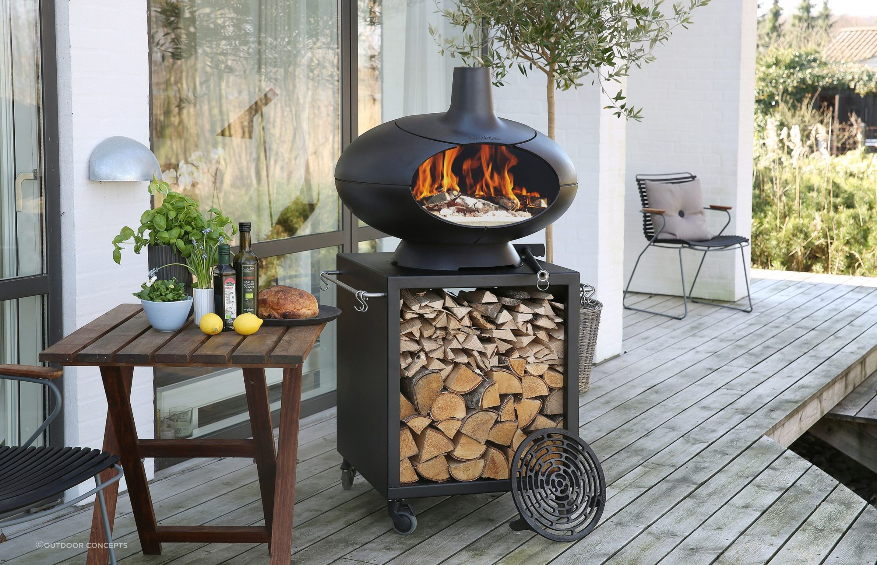 Using its steel doors the Forno Terra Set by Morsø turns into the perfect outdoor smoker.
