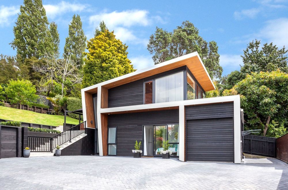 Classic cedar in a contemporary colour tone.