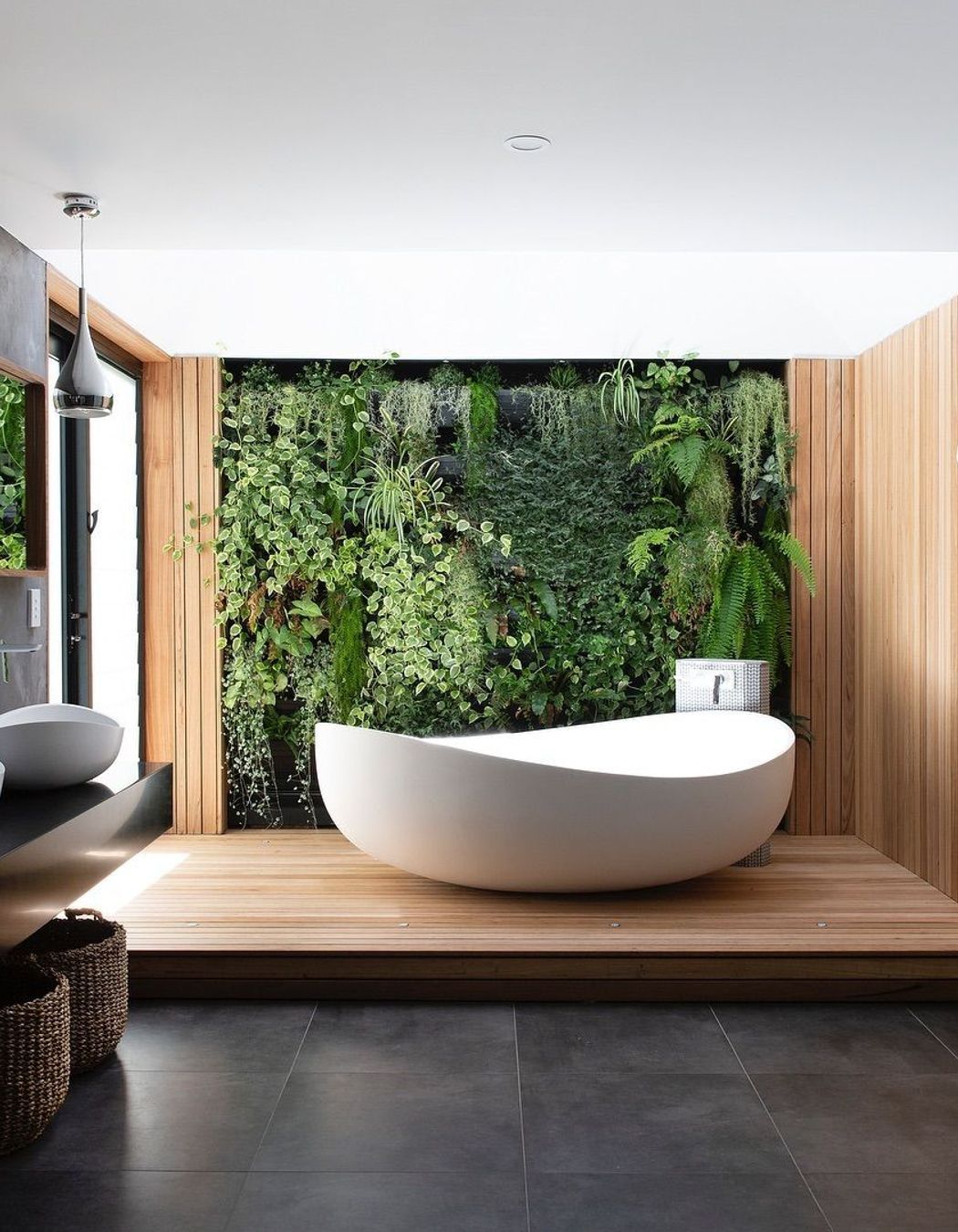 A green wall behind the Onda Bath by BelloCasa.