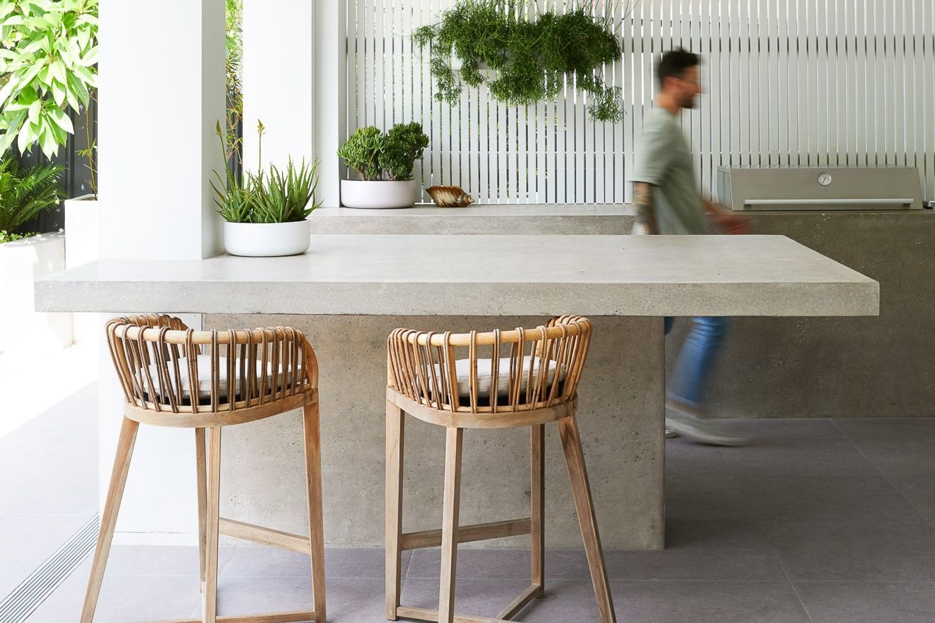 An exquisite use of insitu-concrete in this outdoor kitchen in Cronulla - Photography: Natalie Hunfalvay