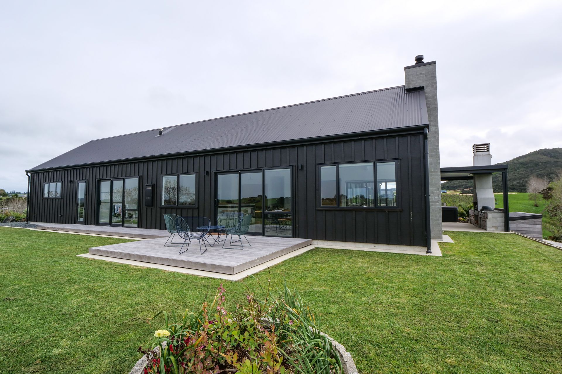 While darker colours require more maintenance, the Enduroclad Board and Batten system shines in black.