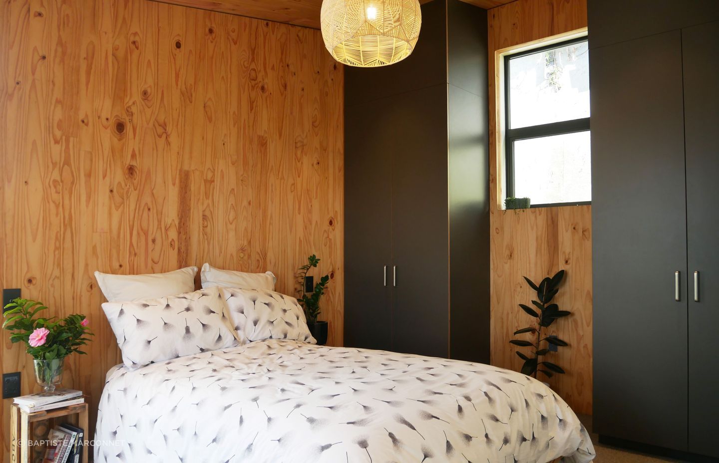 The warm, honey colour of the CLT panels creates an inviting palette in the bedroom module.