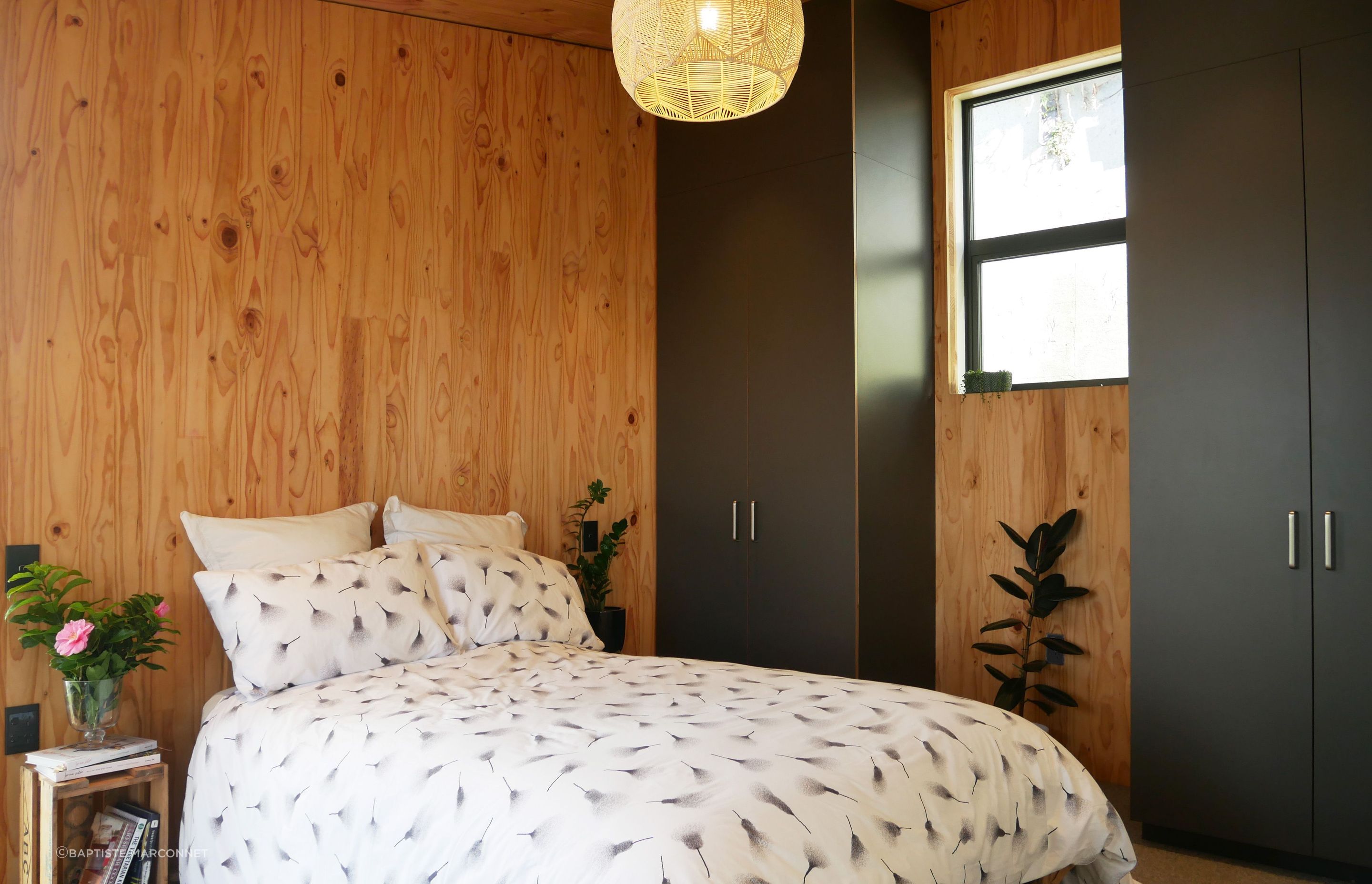 The warm, honey colour of the CLT panels creates an inviting palette in the bedroom module.