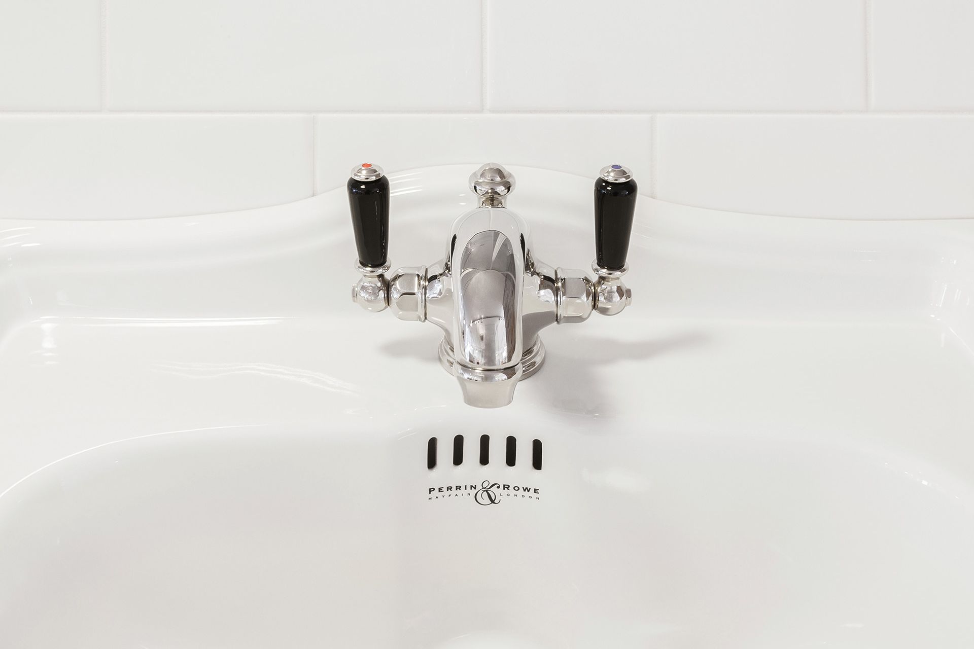 Monobloc taps with a single spout, merge separate hot and cold water channels.