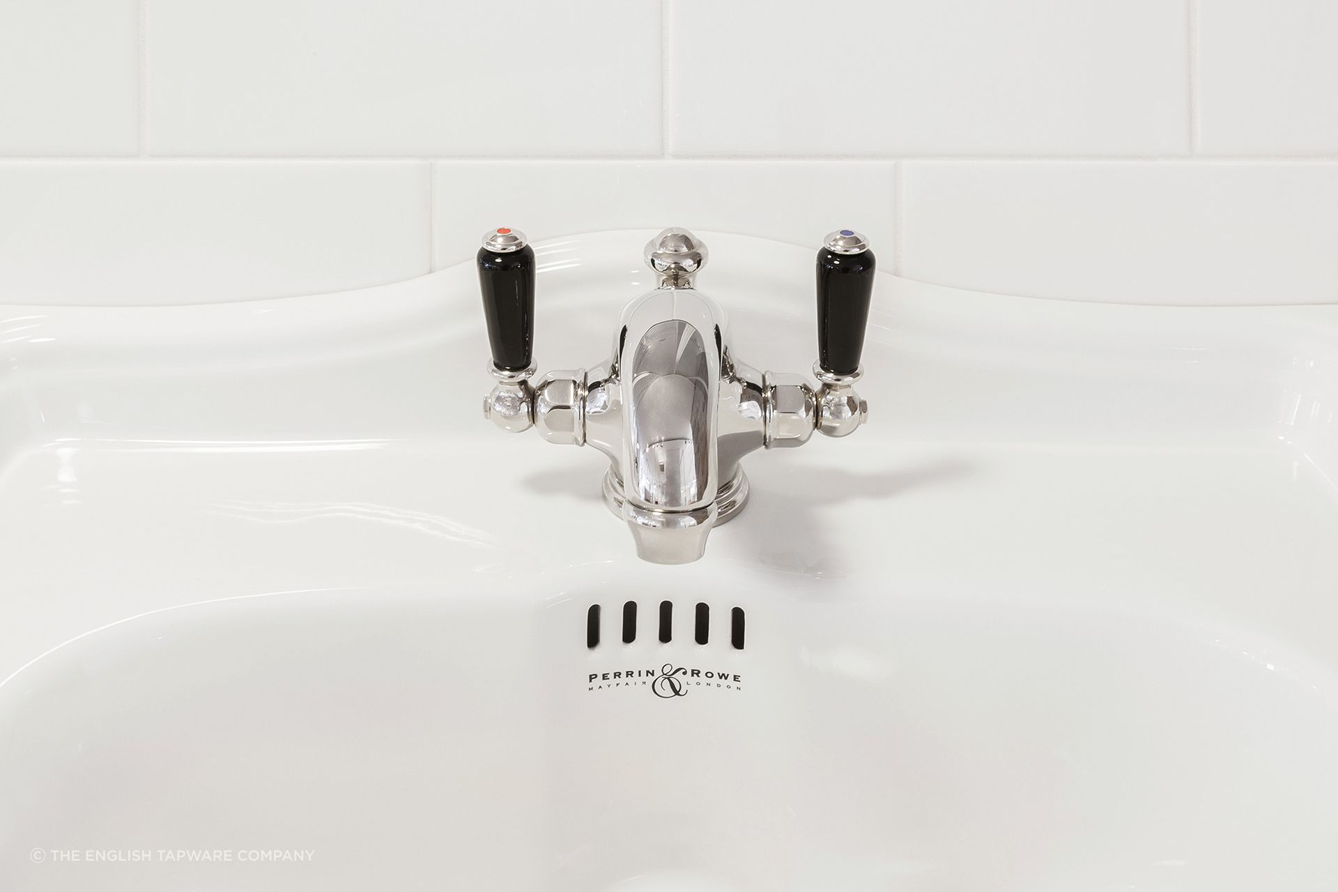 Monobloc taps with a single spout, merge separate hot and cold water channels.