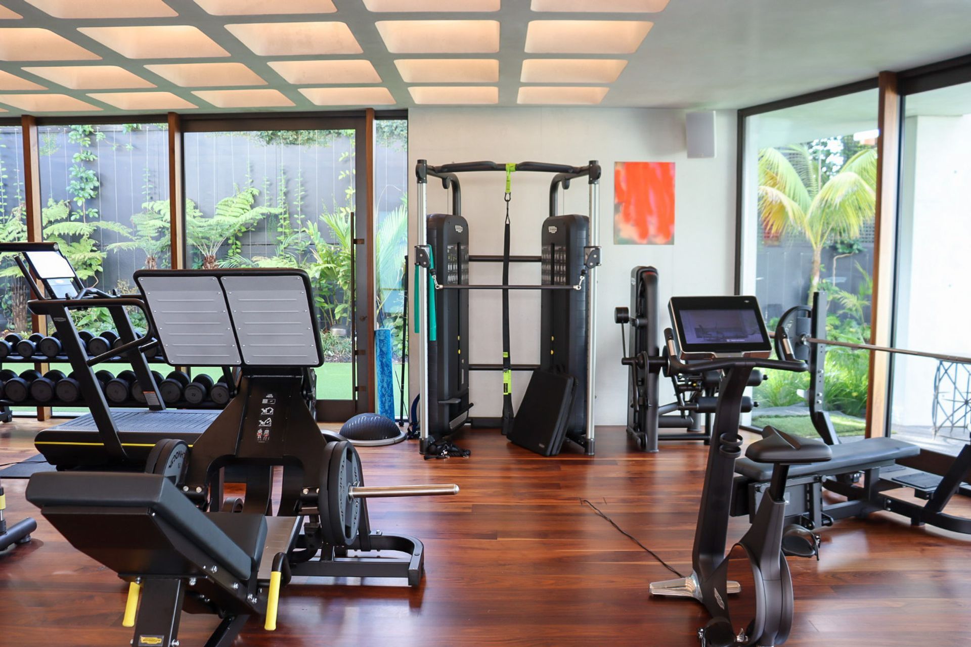 Located in the heart of Takapuna, this brand new luxury residence has been fitted out with a comprehensive Gymnasium flowing out to an outdoor putting green.
