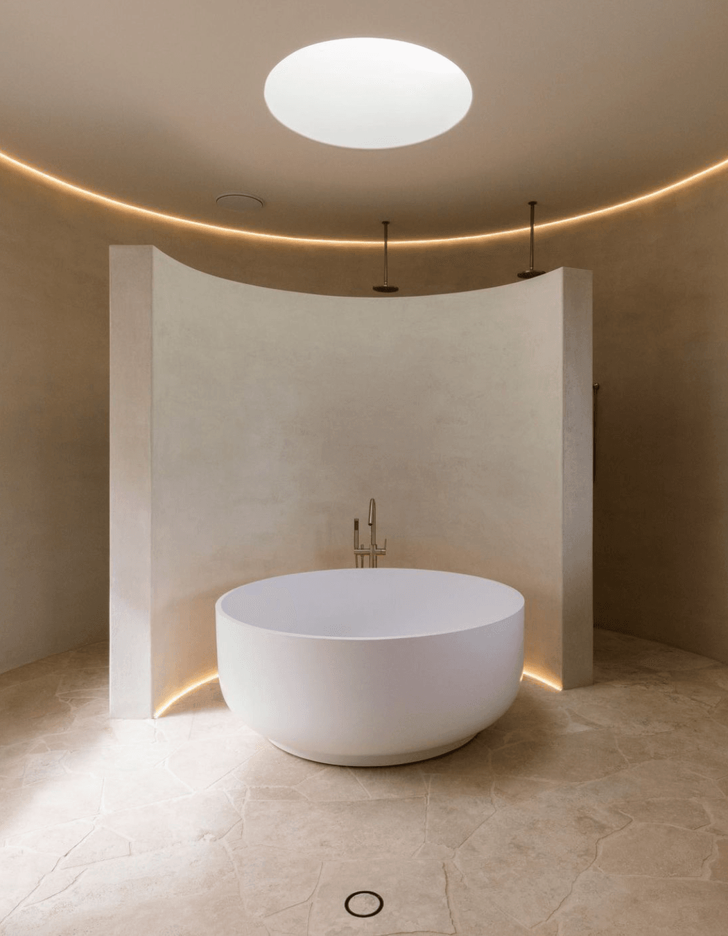 The design of the Silvia ST13 Circular Bath from Stonebaths is influenced by the Japanese soaking tub.