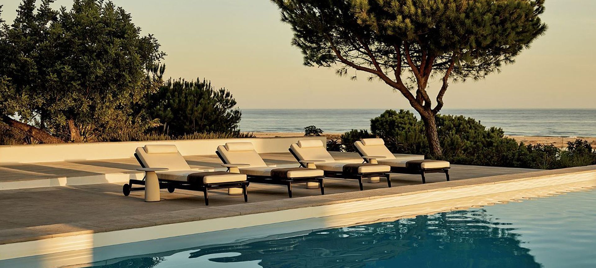 Poliform's Magnolia sunbed.