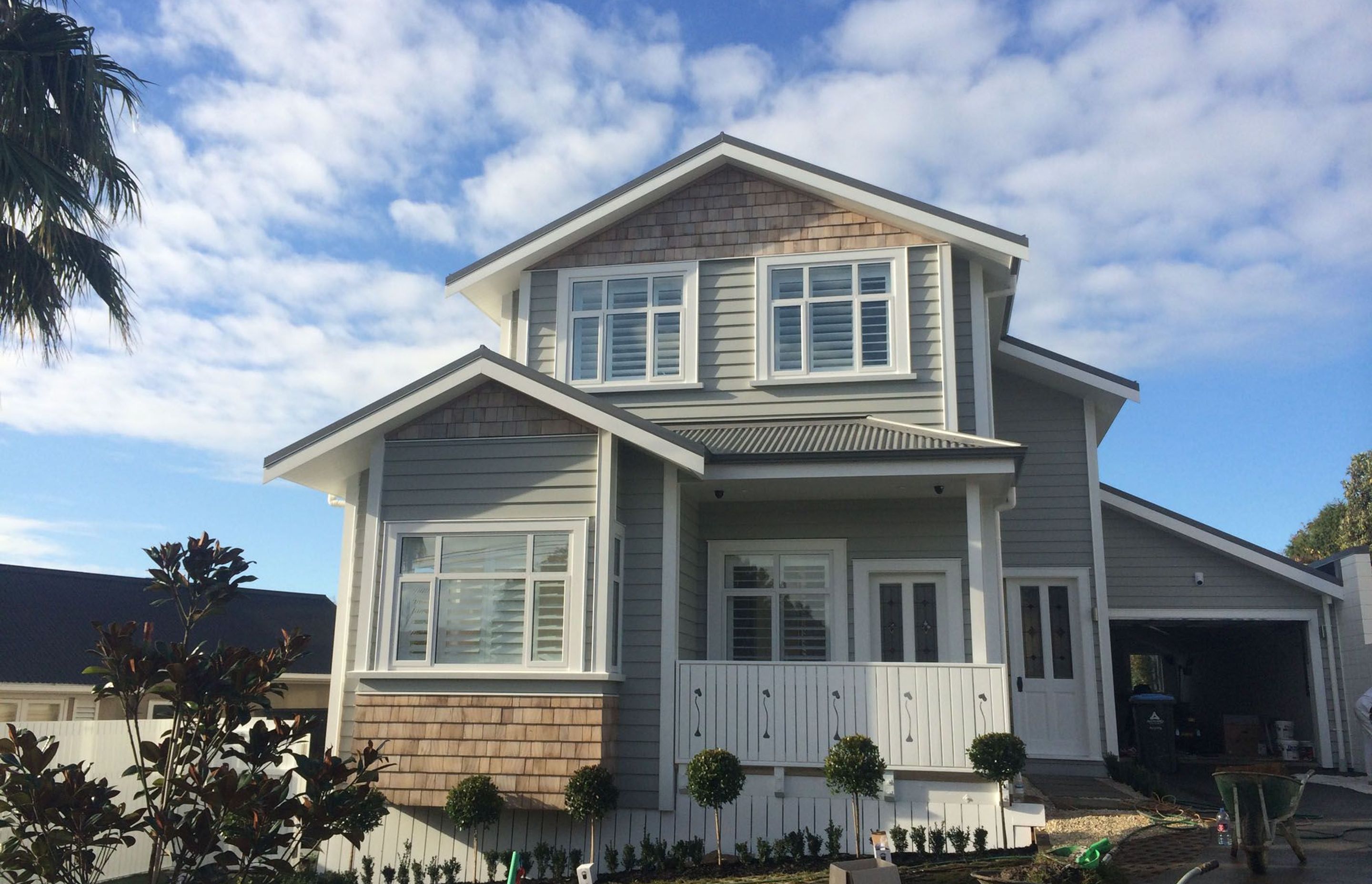 QBS were engaged to build this modern take on the classic Auckland villa in Ponsonby. The new-build has the character features of a century-old home, with a grand foyer, high ceilings, and a large designer staircase.