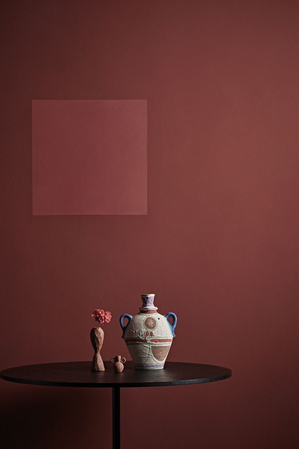 USE COMPLEMENTARY PAINT COLOURS TO CREATE DEFINED GEOMETRIC AREAS IN A ROOM, AND IF YOU’RE FEELING BOLD, YOU COULD EVEN PAINT COLOURED FORMS THAT IMITATE ARTWORK. IMAGE: PORTER’S PAINTS, SMOOTH IMPASTO. COLOUR: DOLCE VITA & SANTA CRUZ (SQUARE). STYLIN