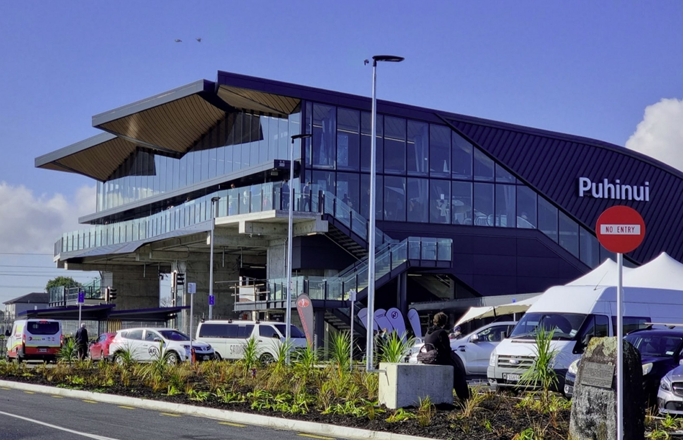 Key to the $69m refurbishment and upgrade of the Puhinui interchange was creating a premium passenger experience. This has been achieved through the contemporary design, an easy and intuitive layout and the use of high-quality architectural finishes.