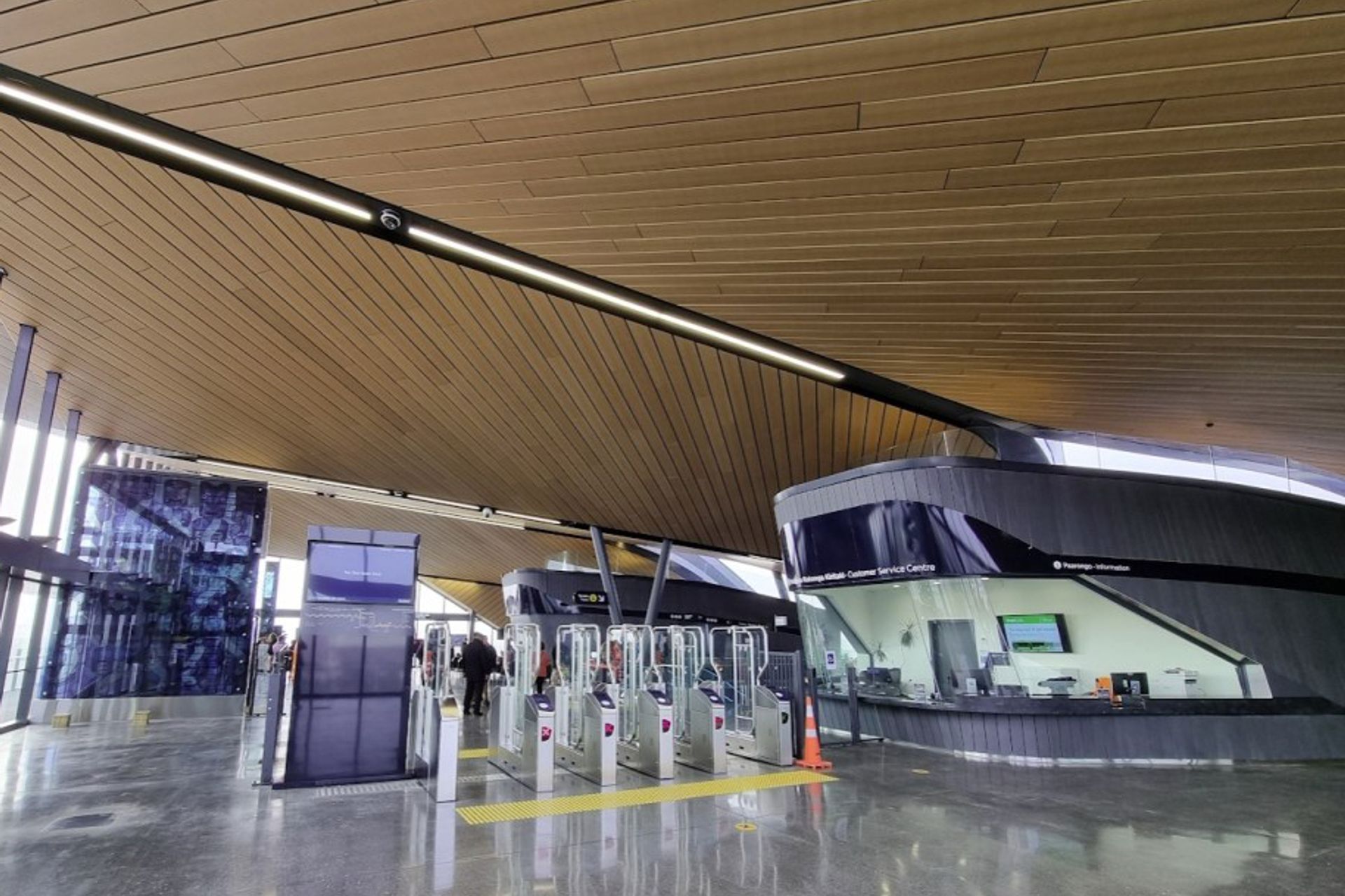 As well as offering the ability to create sophisticated architectural features, Innoceil ceilings are also very lightweight and can also incorporate the basic building services such as lighting, ventilation, sprinklers and air vents.