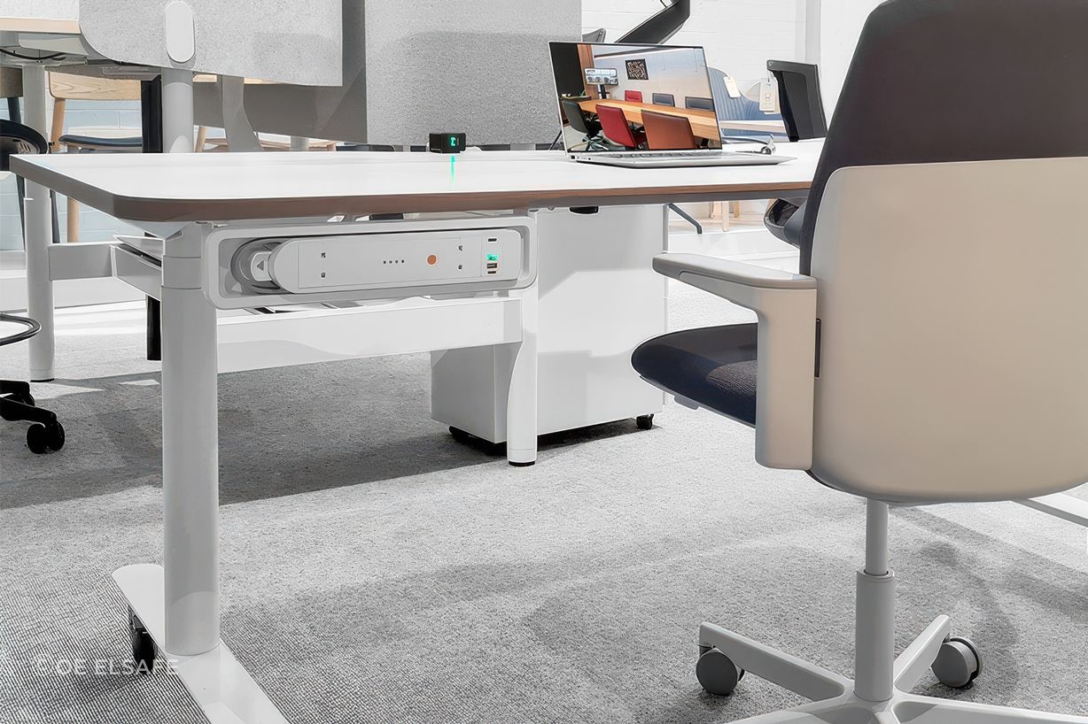 AGILE DESIGN
The adoption of mobile power in the form of lithium-ion batteries has opened up new design possibilities for workspaces as well as providing potential savings in power distribution. Furniture that includes battery power for smartphones, tablets, and laptops enables that furniture to be placed where the end user chooses to work rather than where there is a fixed power source.