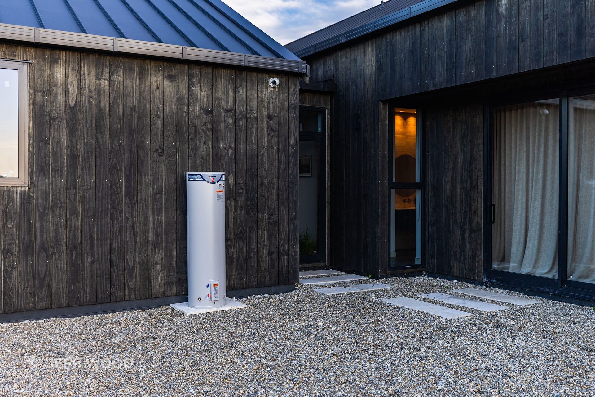 Rheem-Jeff-Woodshot8product3832a.jpg