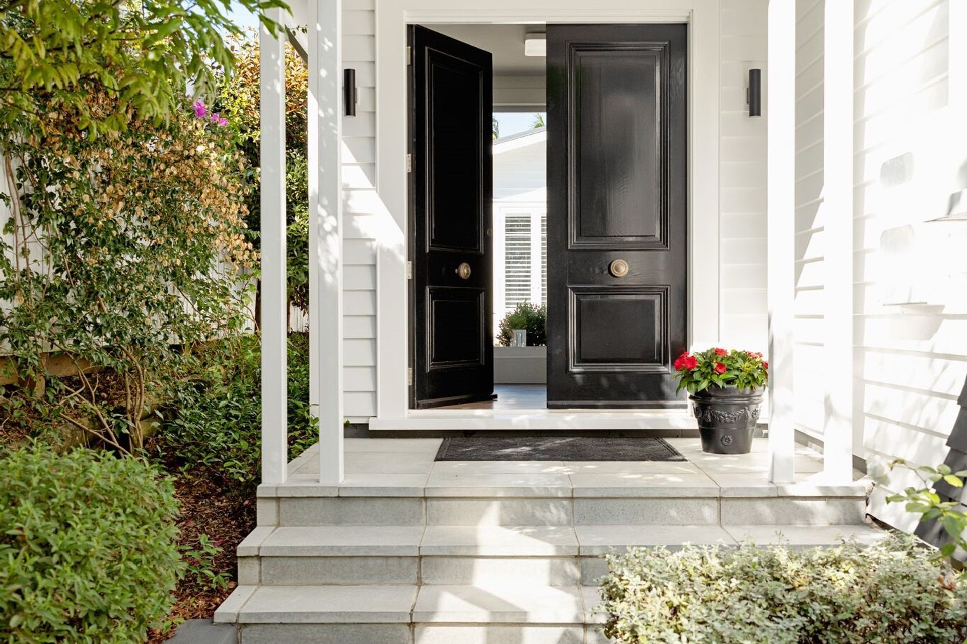 Nothing is more dynamic with respect to colour than black on white