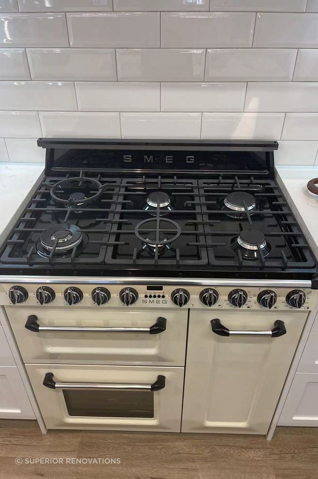 SMEG standalone cooktop with 6 gas burners, 1 warming tray, bread oven and roast oven – this can be seen in our Kitchen showroom in Auckland