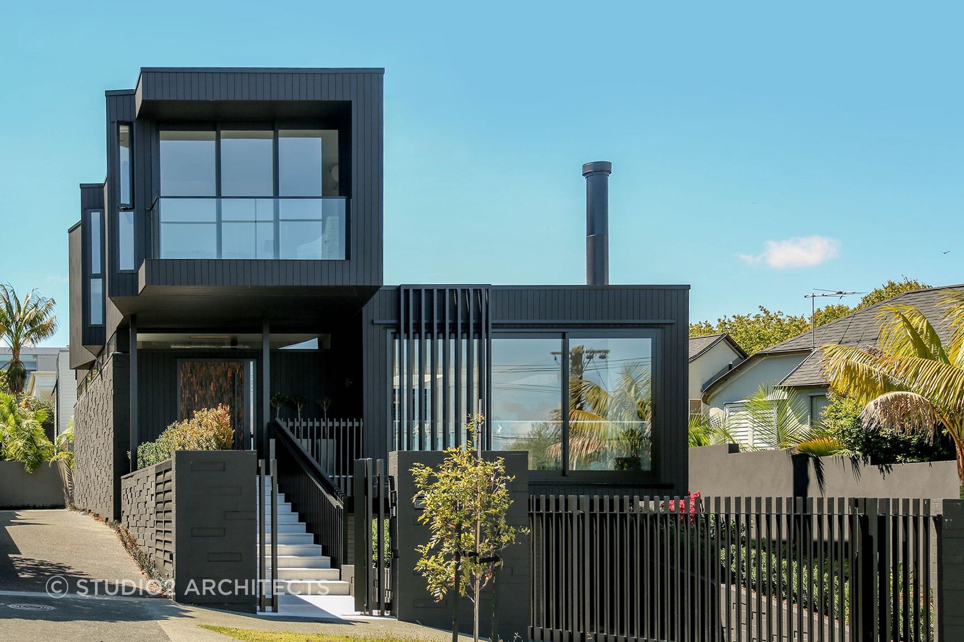 Following a 20-month renovation, a former pre-1940s bungalow has been stunningly transformed into a contemporary home. Architect Paul Clarke considers the way the home interacts with the street and how the cantilever creates intrigue at the entryway to be some of the design’s most successful elements. The exterior timber cladding is stained in Resene Waterborne Woodsman CoolColour Pitch Black while the soffits, brickwork, trims and shutters are all painted in Lumbersider CoolColour All Black.