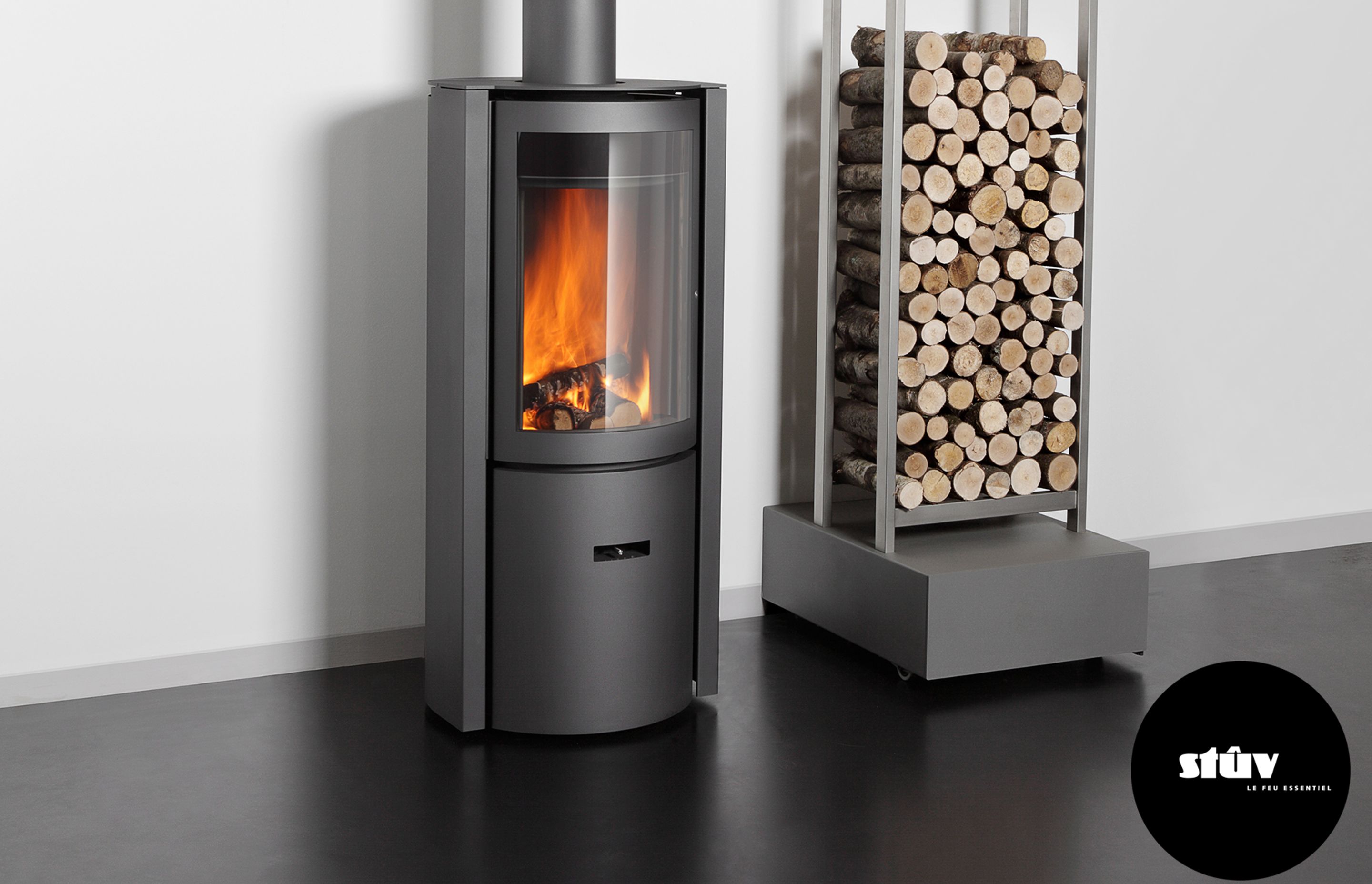 The Stûv 30 Compact 'One' ensures highly efficient combustion with an adjustable output between 3kW and 9kW.