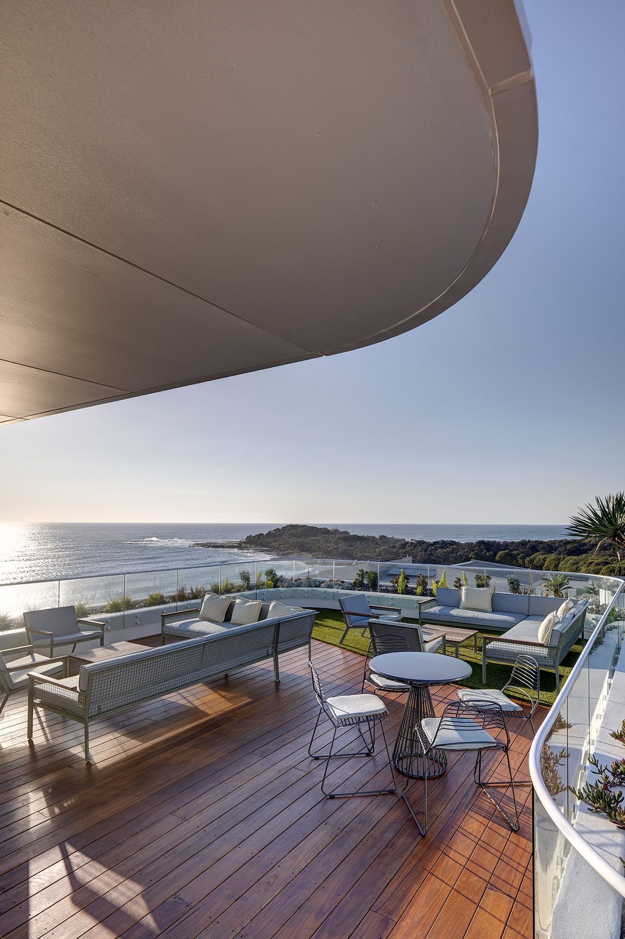 The Surf Hotel Yamba by Design King Company | Photography by Brett Boardman & Elise Hassey