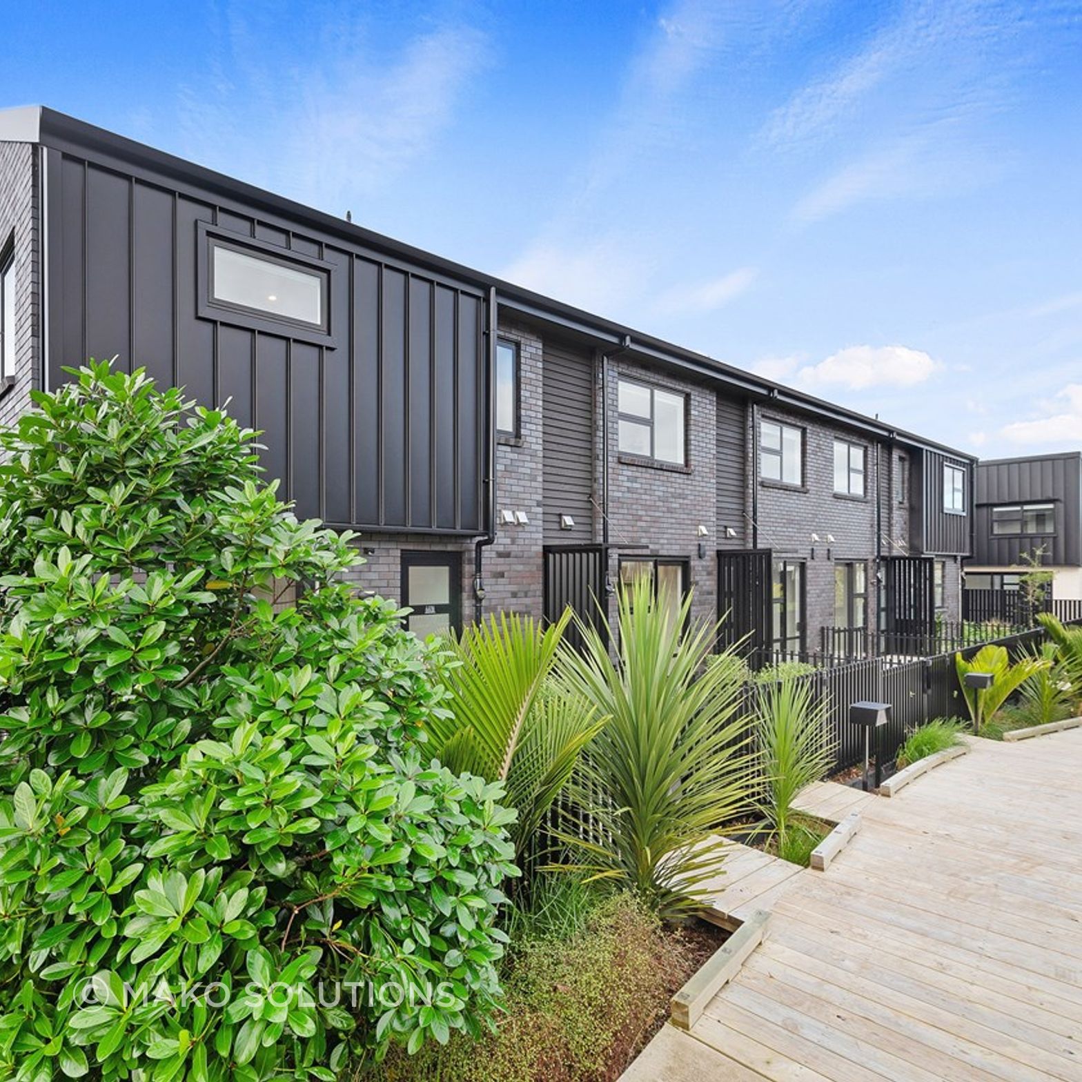 Swanson-The-Vines-house-of-the-year-aluminium-fencing-and-boardwalk-balustrade.jpg