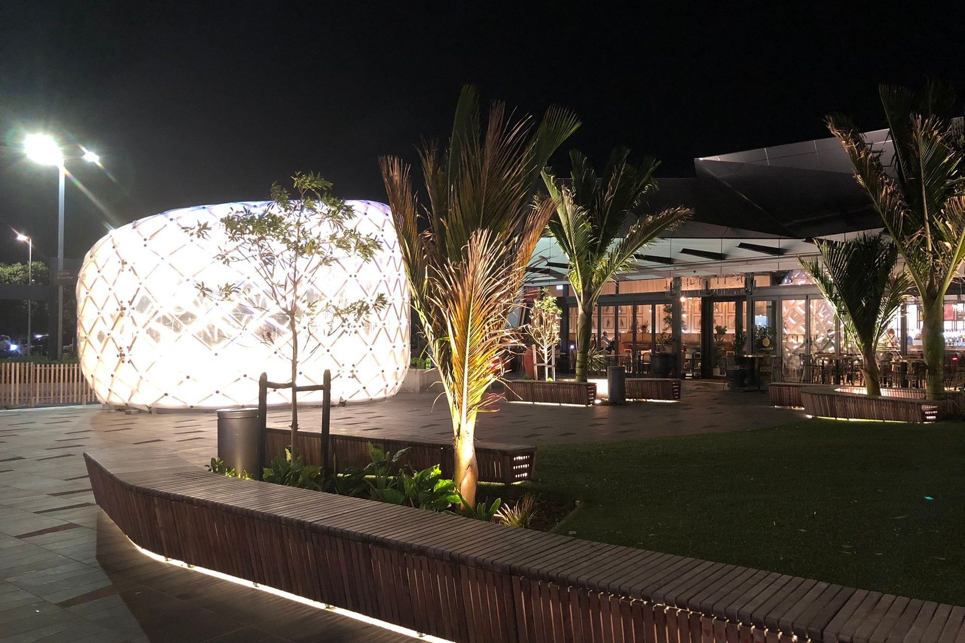 In the Sylvia Park dining lane, Lighting Revolution designed an artistic installation to create a breathtaking nighttime space for diners.