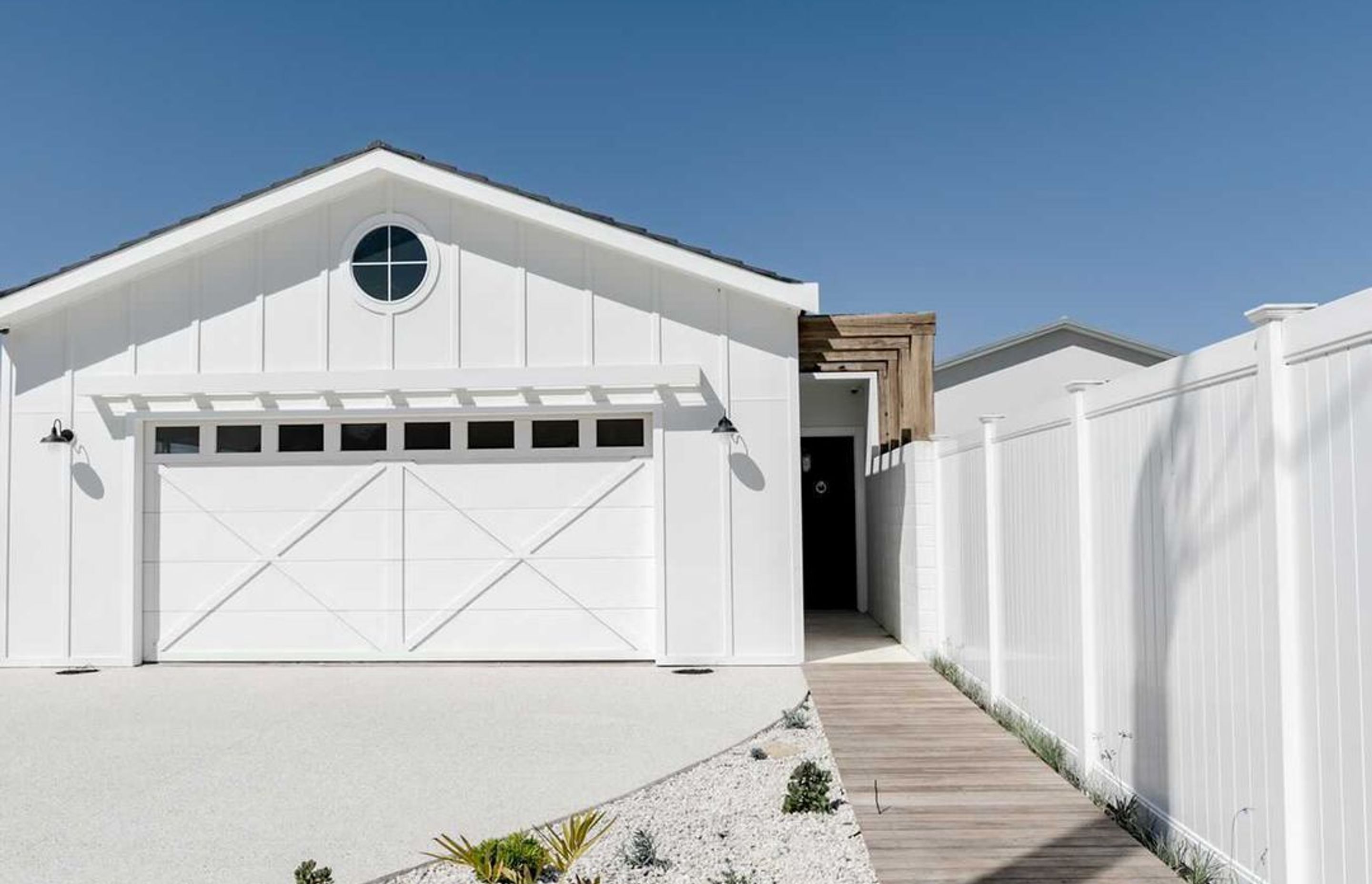 8 Exciting Garage Door Trends – 2023